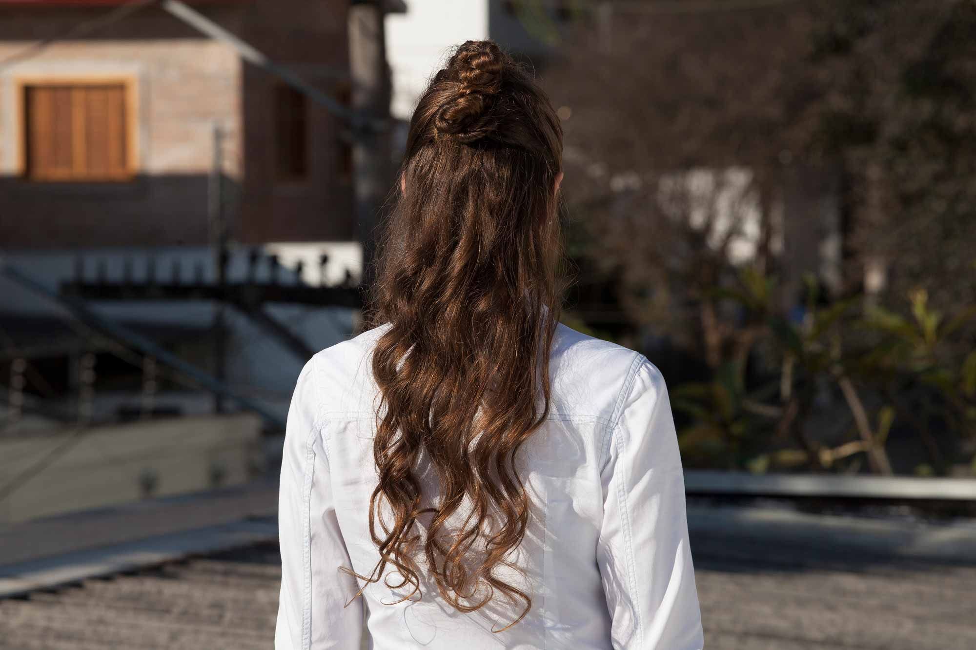 Gaya rambut ini dinamakan curly buns, cocok untuk digunakan pada gaya rambut half updo. (Foto: Raquel Burst)