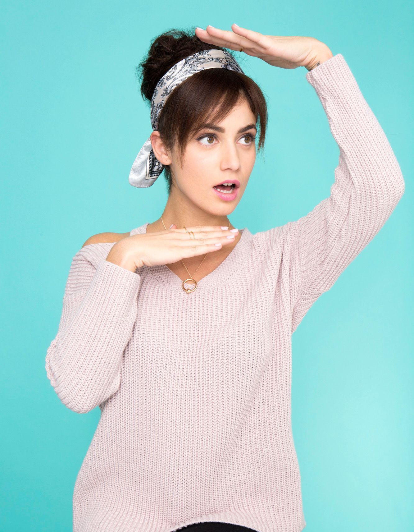 Ingin punya poni sekaligus gaya top knot? Gaya rambut faux bangs dapat membuatmu miliki keduanya sekaligus. (Foto: Verity Jane Smith)