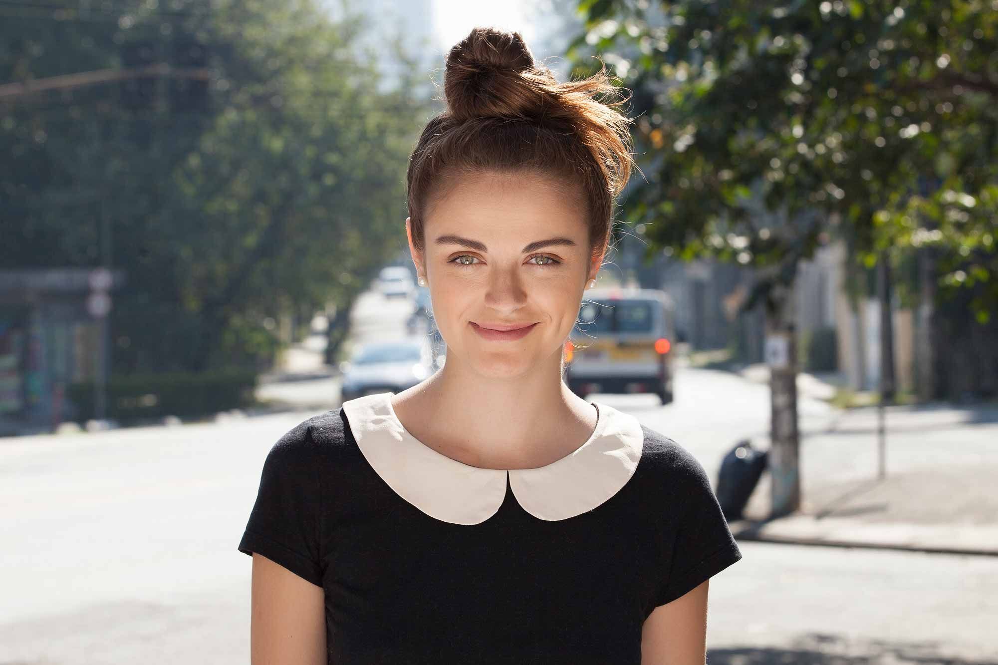 Cara menata rambut panjang ke pesta undone bun.