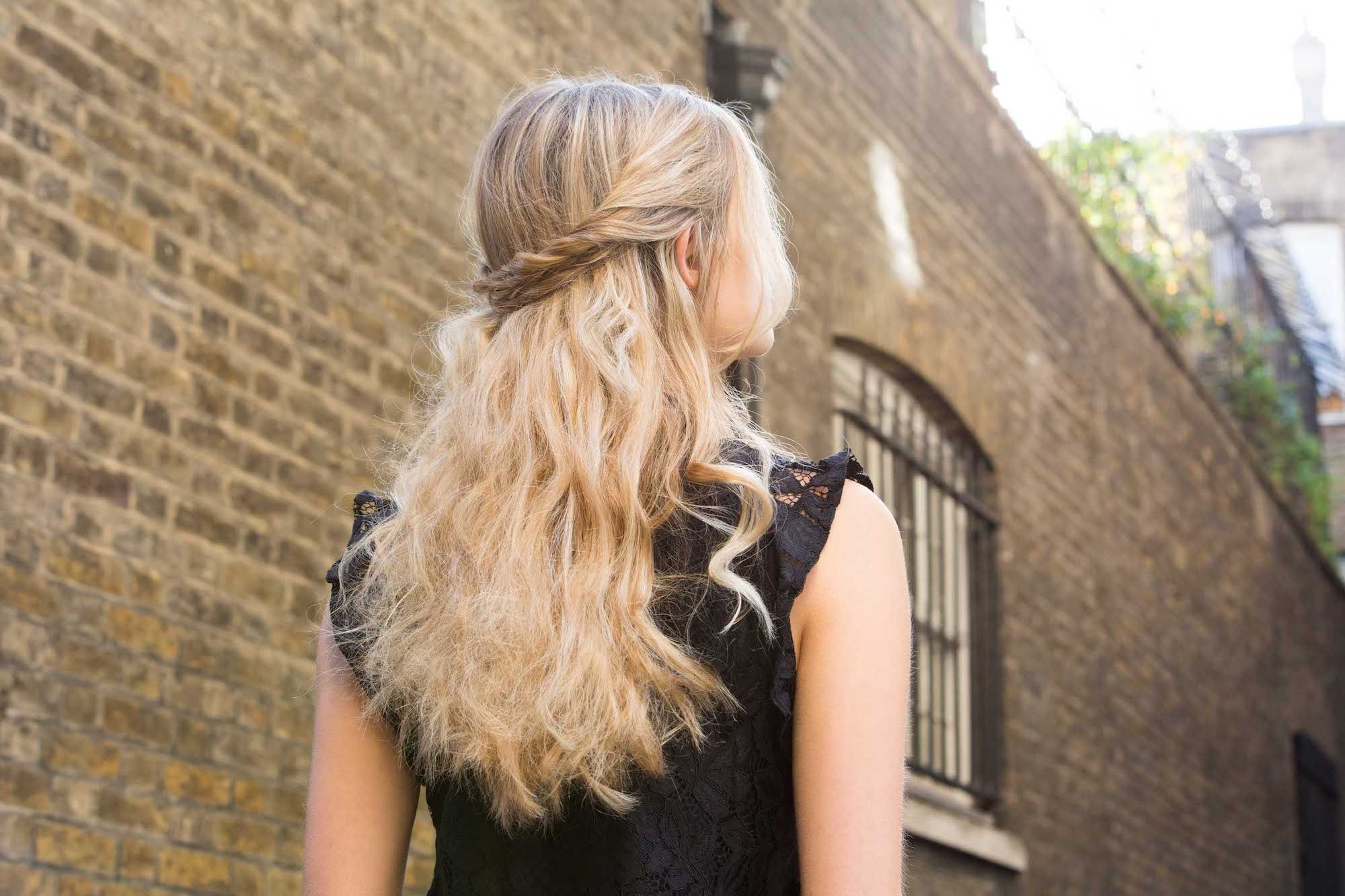 Coba gaya rambut woven yuk? (Foto: Raquel Burst)