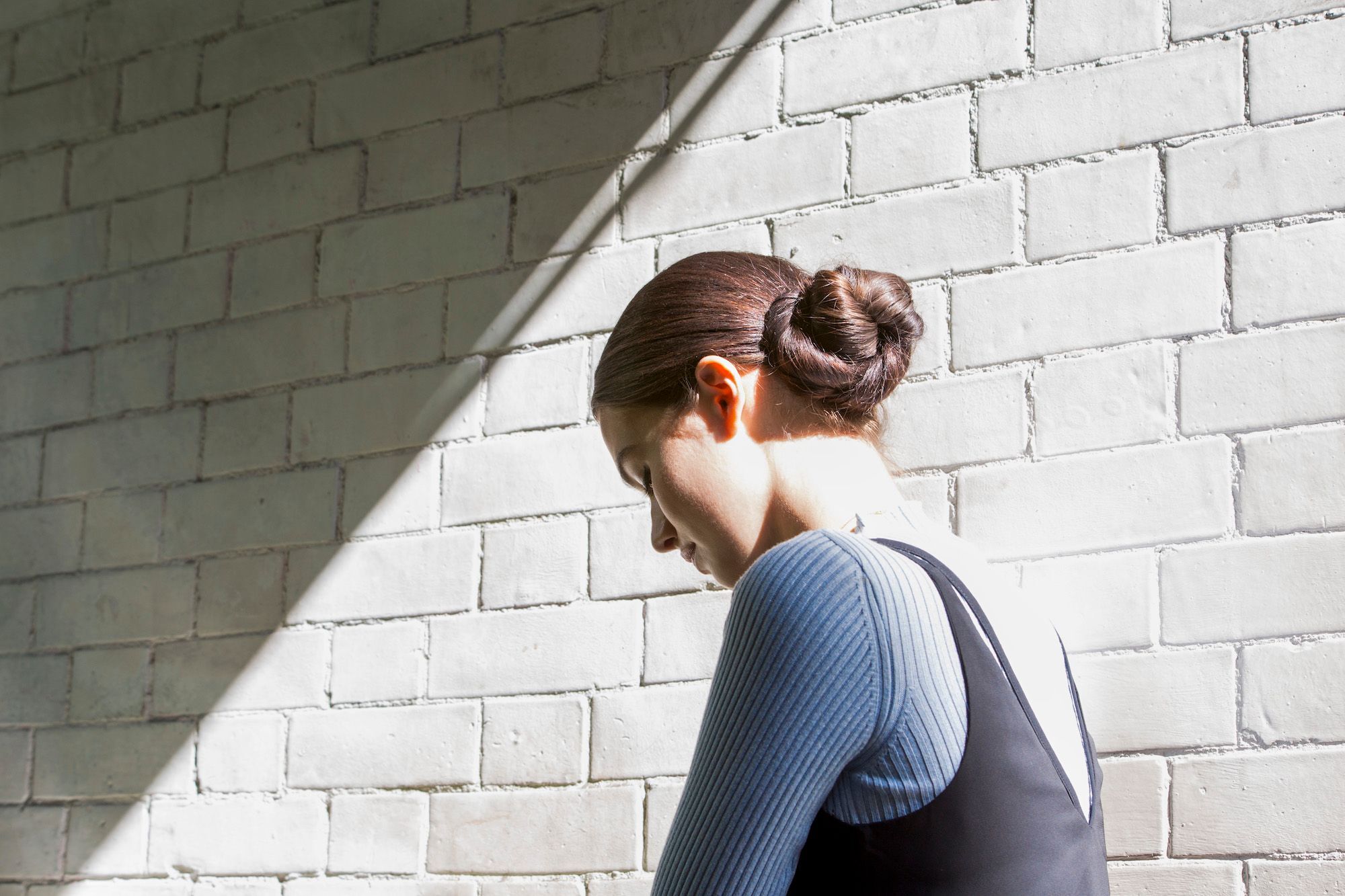 Gaya twisted bun yang rapi a la Ballerina ini bisa kamu coba. (Foto: Verity Jane Smith)