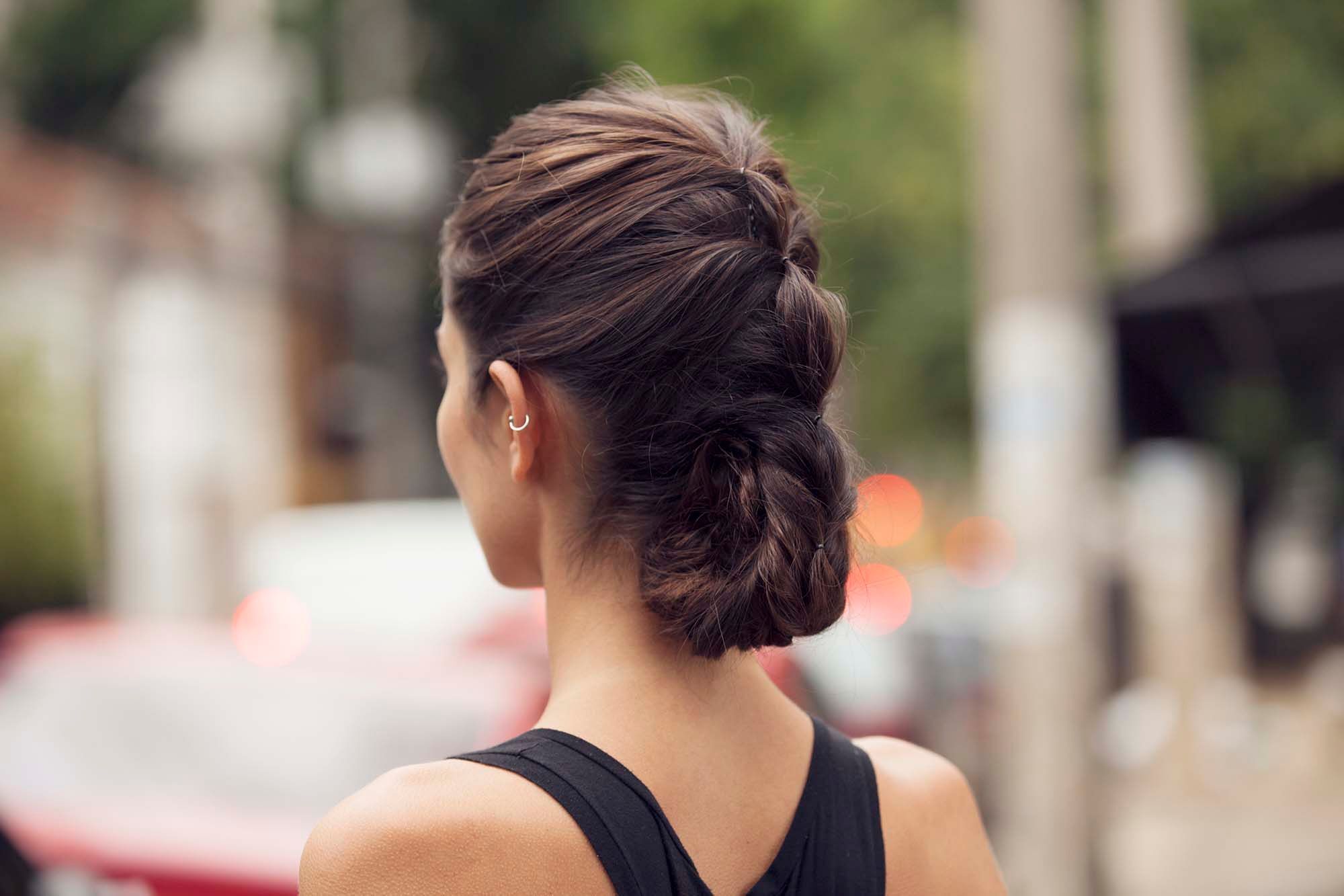 Padukan gaya rambut faux braid dengan low updo. (Foto: Raquel Burst)