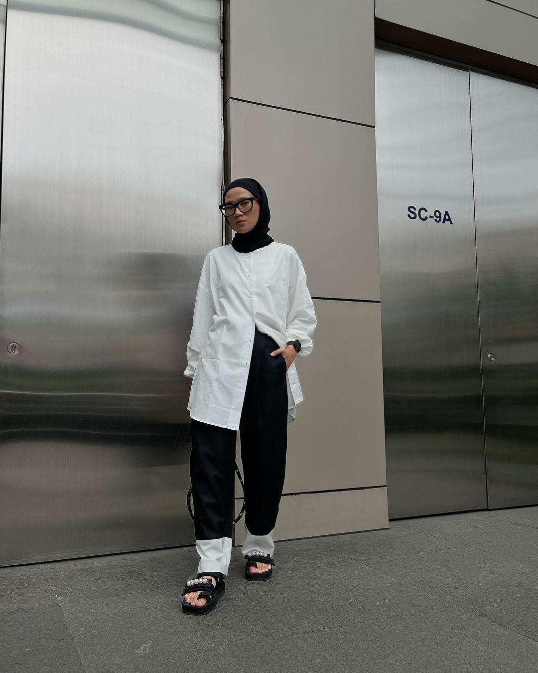 Tampilan monokrom yang minimalis dan stylish. (Foto: Instagram.com/karina__kamil)