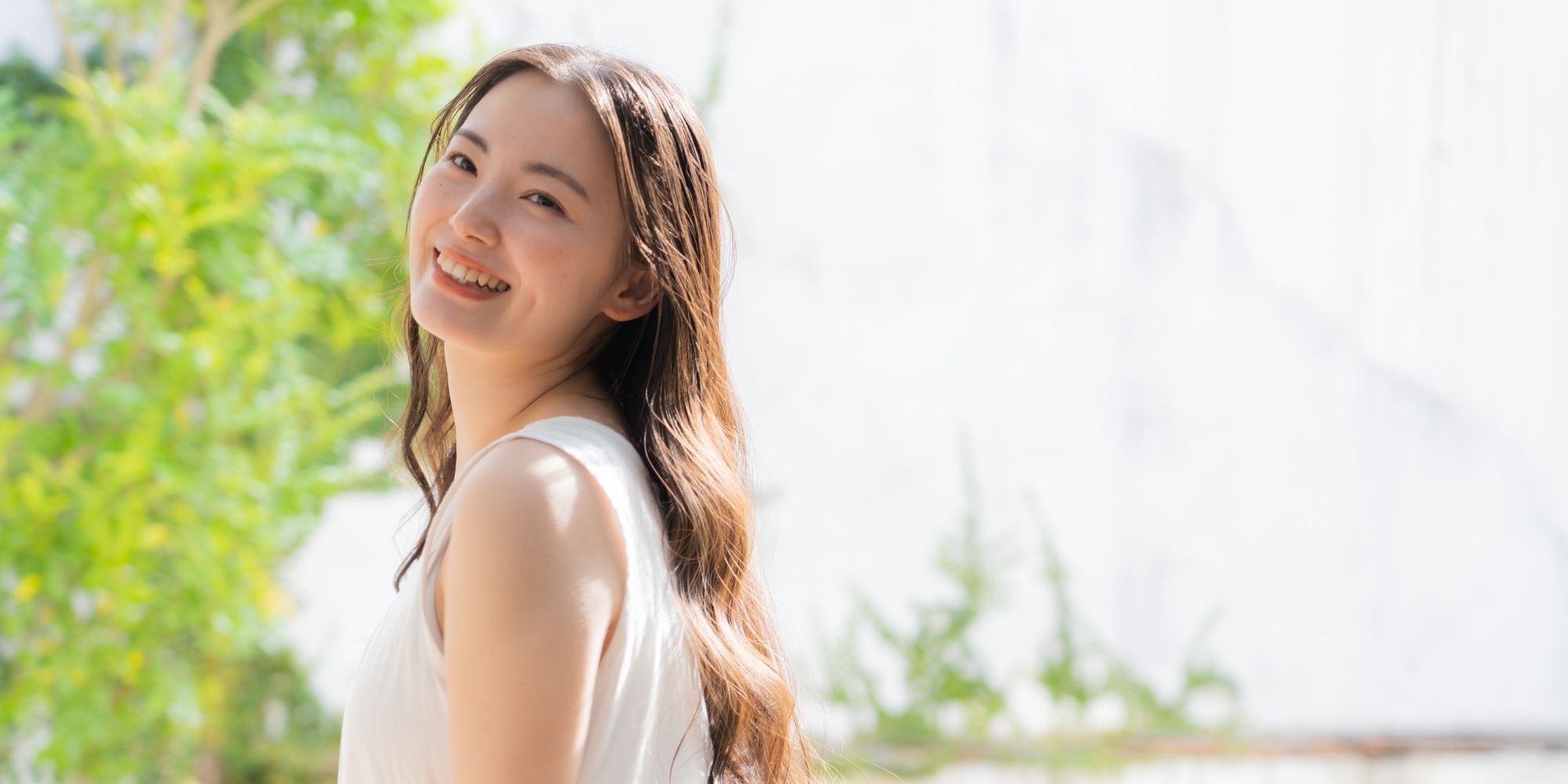 wanita asia dengan rambut panjang di luar ruangan