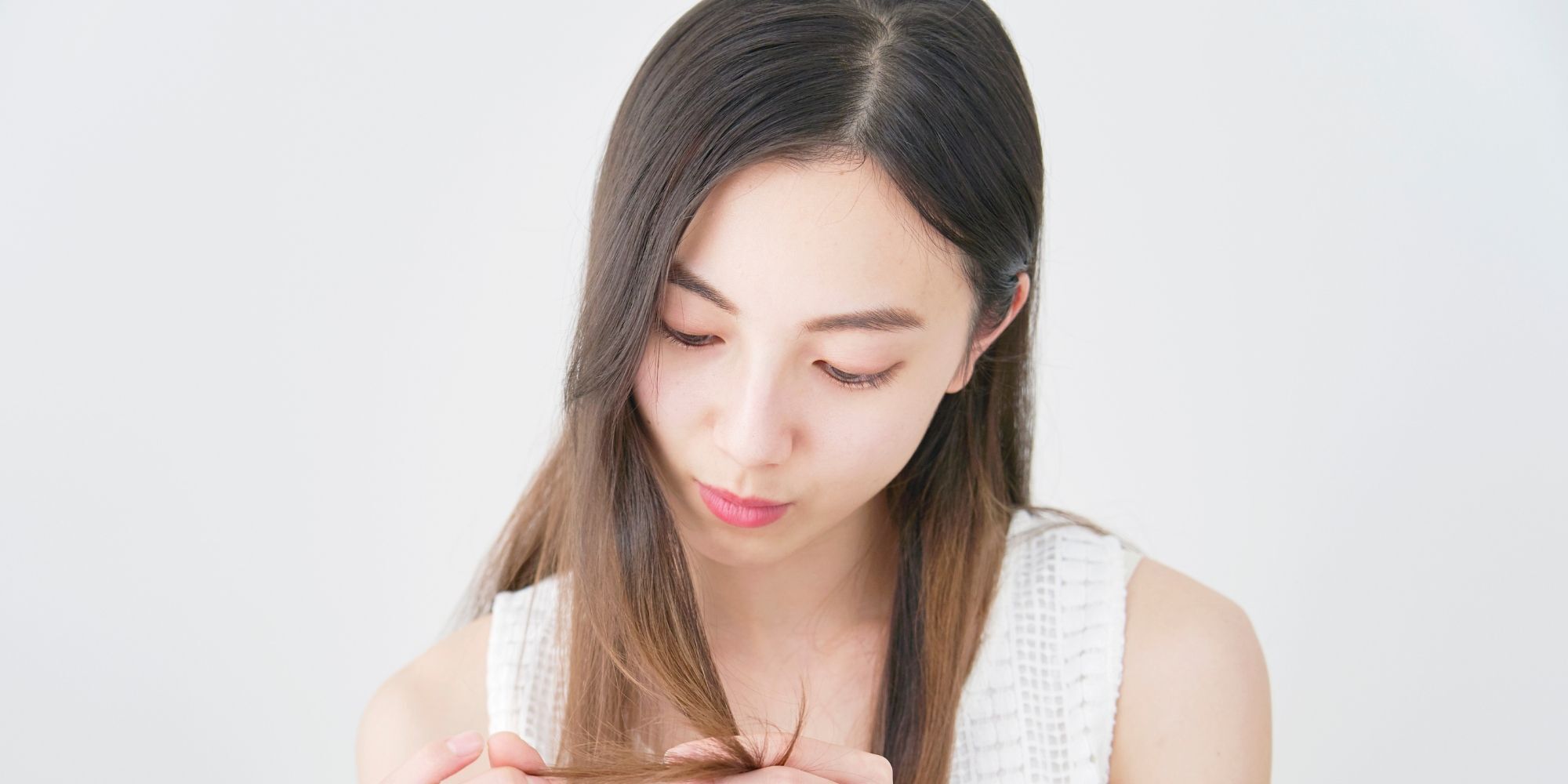 wanita asia dengan rambut bercabang