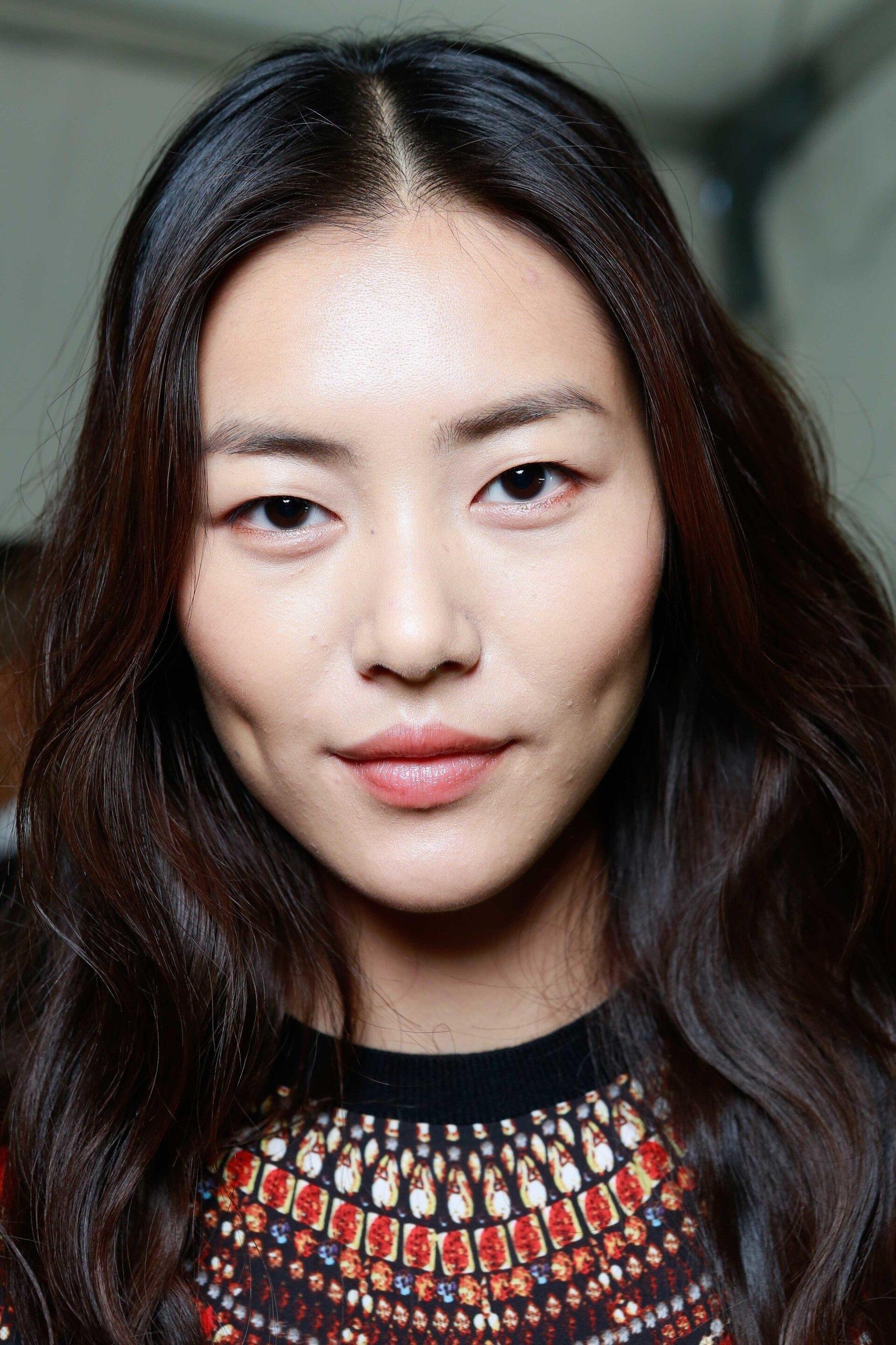 Wanita asia dengan rambut korea medium loose wave