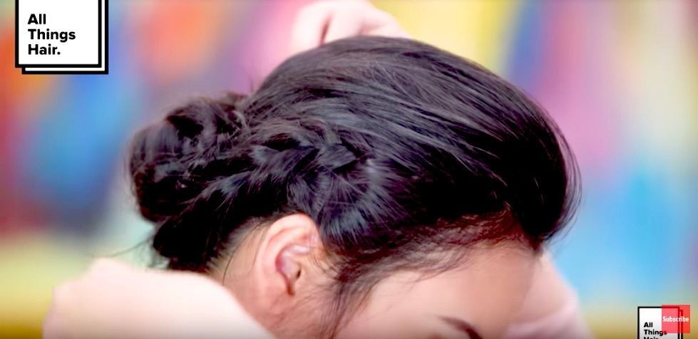 Lingkarkan kepangan ke sekeliling cepol.