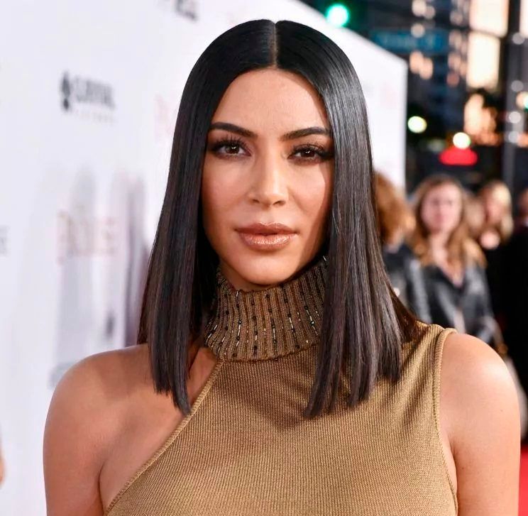 Bob panjang yang melewati bahu akan membuat tampilanmu chic. (Foto: REX by Shutterstock)