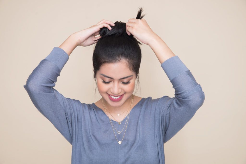 Wanita asia dengan rambut hitam sedang pelintir rambut ponytail warna rambut hitam