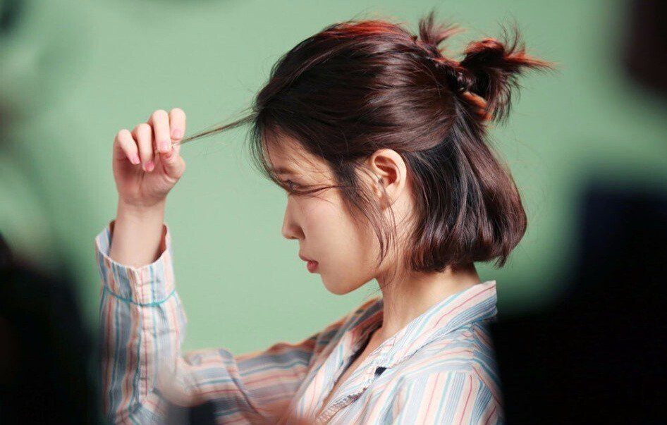 IU dengan Korean Half Up Messy Bun.