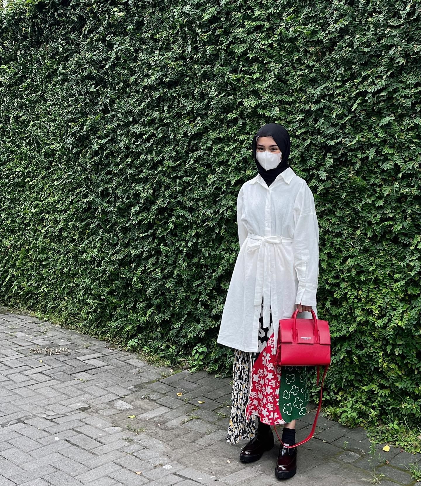 Tampil playful dengan padanan kemeja putih oversized dan rok motif floral multicolor. (Foto: Instagram.com/yurezalina)