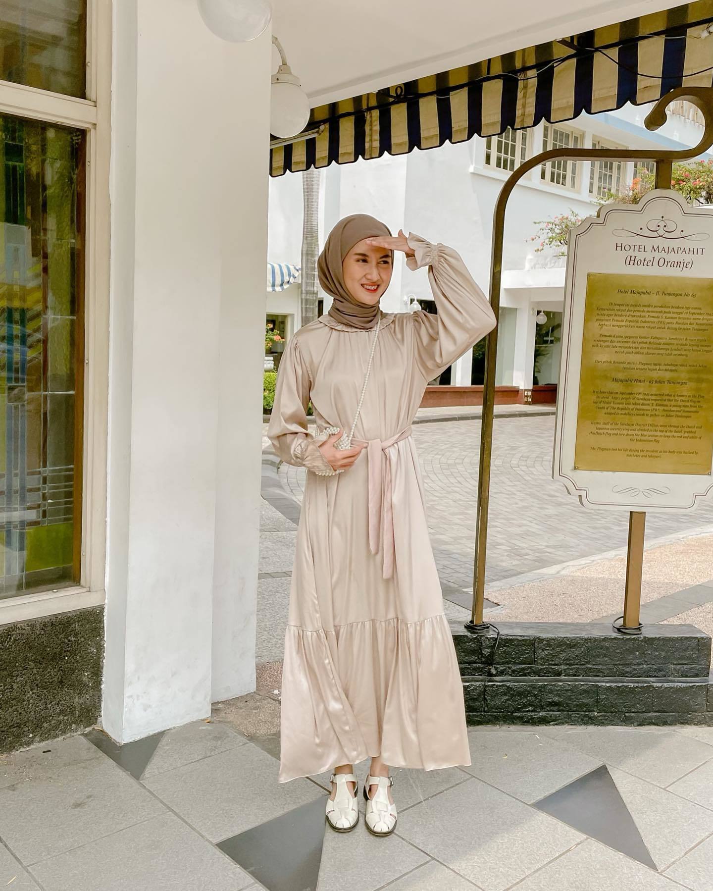 Silk dress yang flowy bikin tampilanmu terlihat cantik. (Foto: Instagram.com/inasrana)