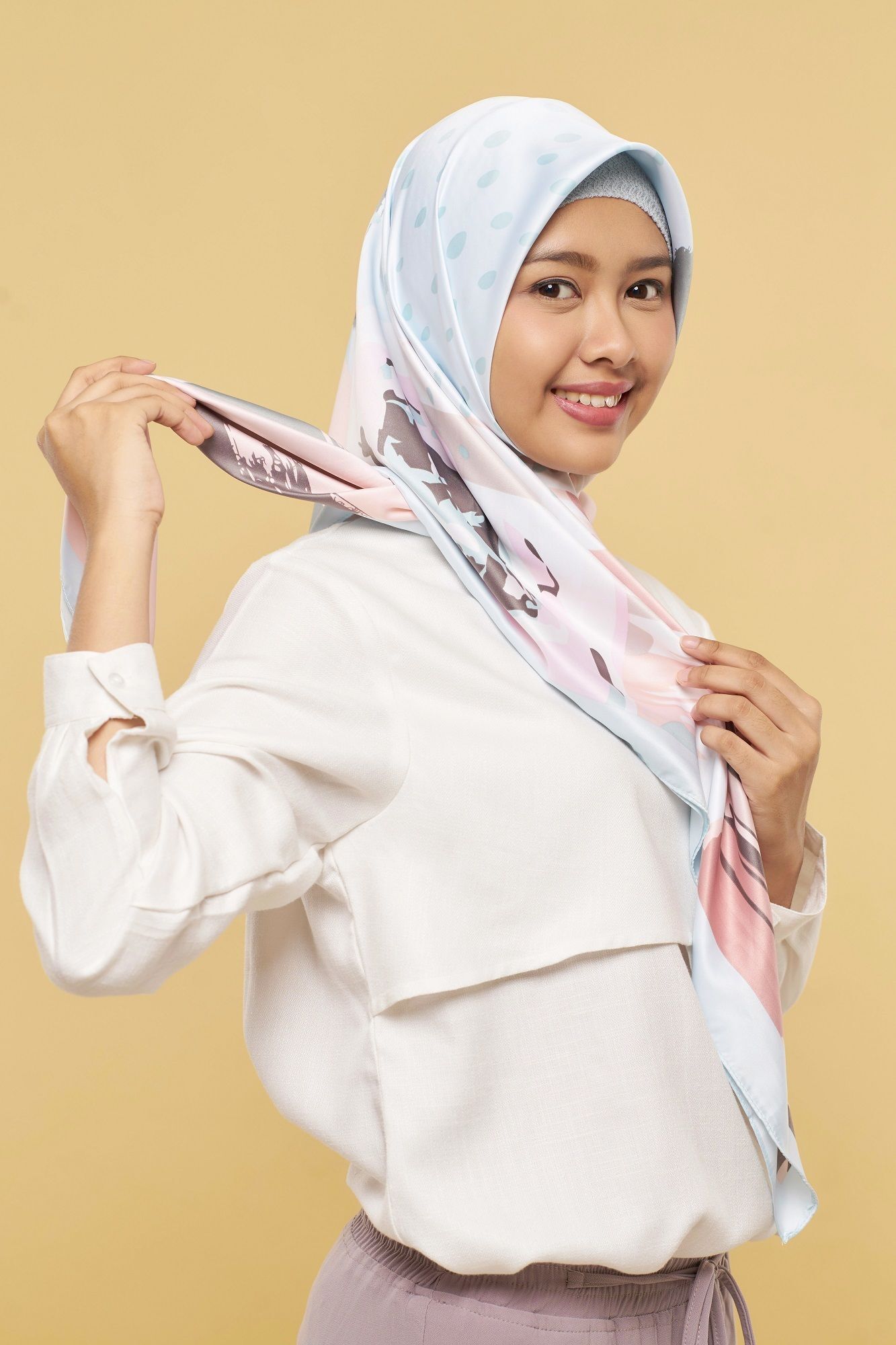 Wanita Indonesia memakai hijab segi empat motif
