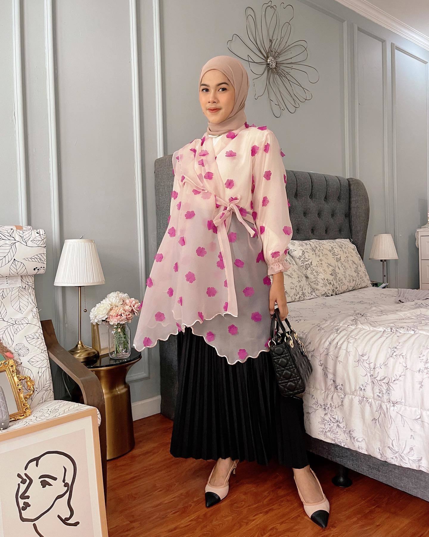 Bahan organza yang kaku cocok dipakai untuk style bukber hijab yang sedikit formal. (Foto: Instagram.com/haideeorlin)