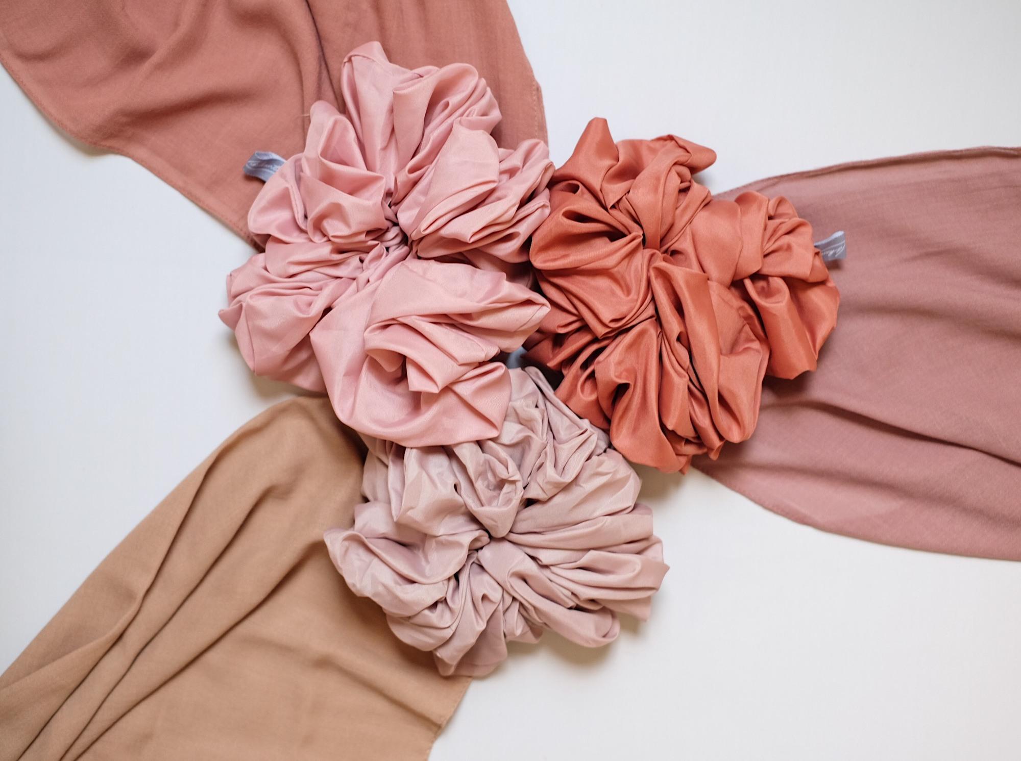 cepol atau ikat rambut scrunchies hijab berwarna pastel