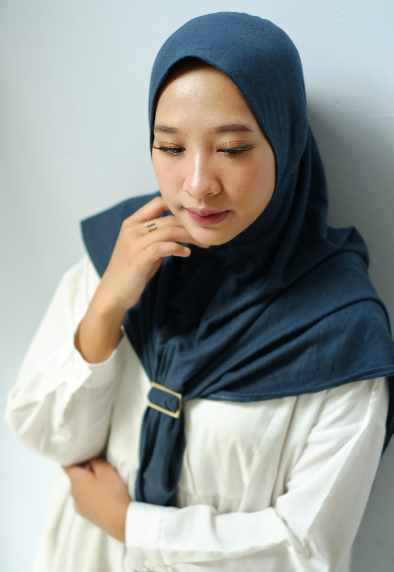 Wanita Asia memakai hijab instan