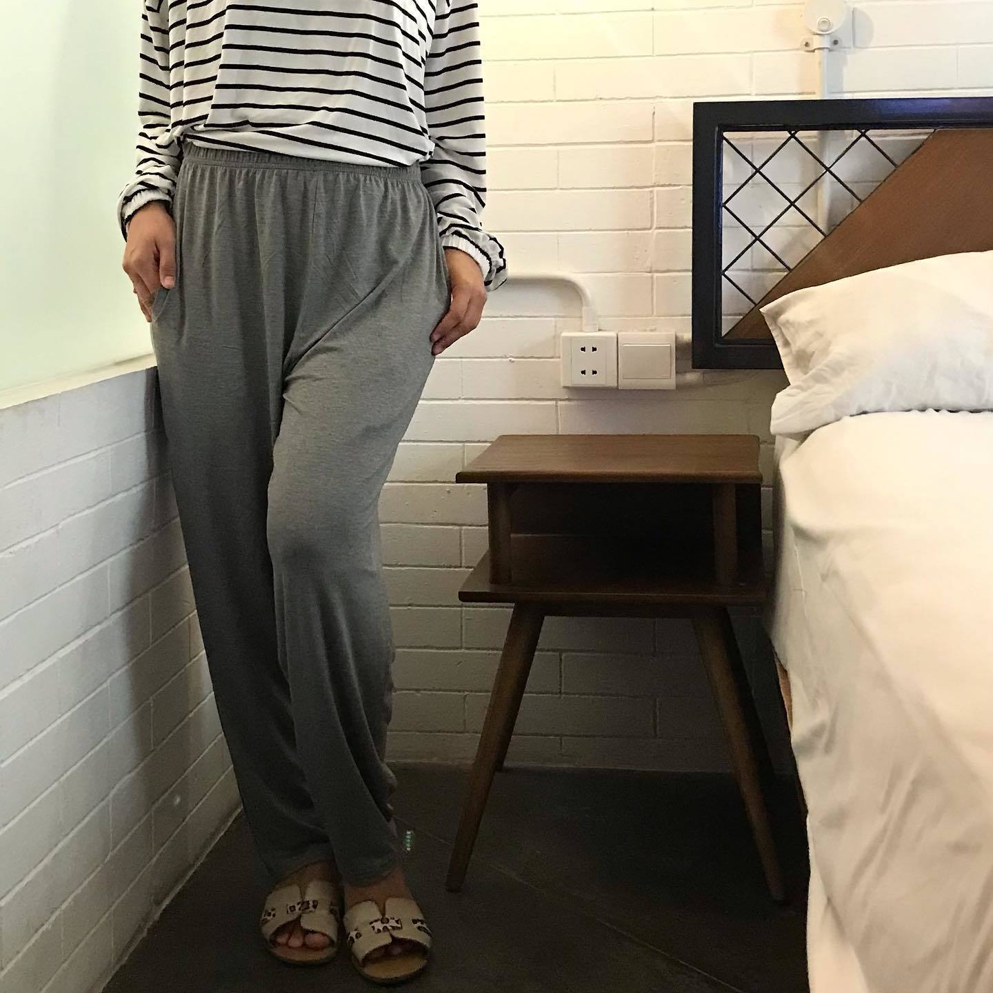 Celana panjang inner warna abu-abu bahan kaos katun.