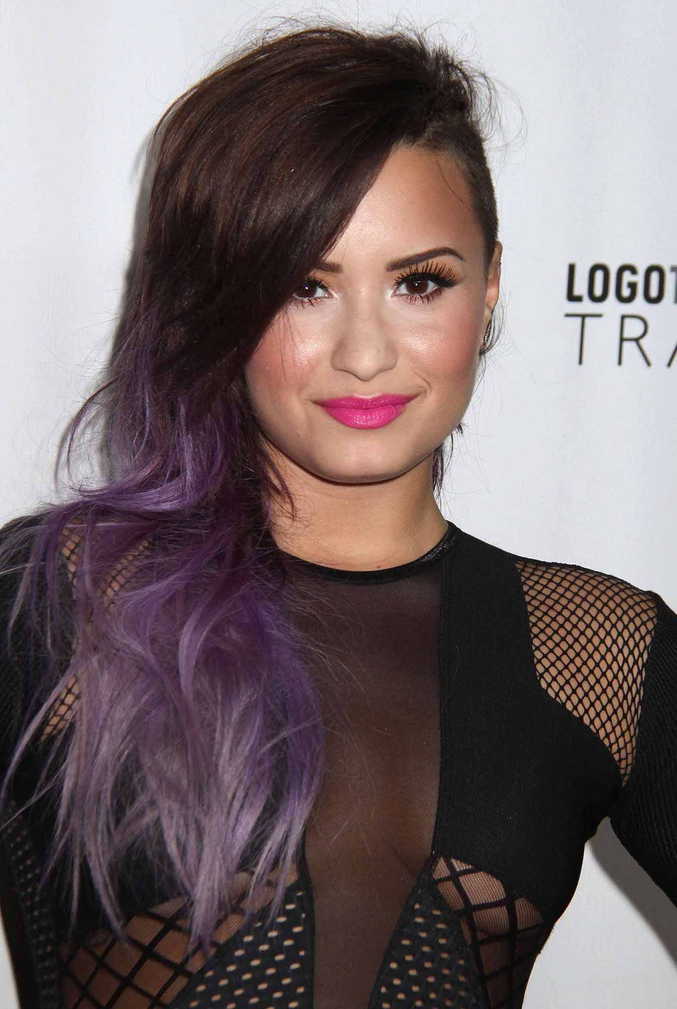 Padukan dengan warna rambut dark brown. (Foto: REX by Shutterstock)