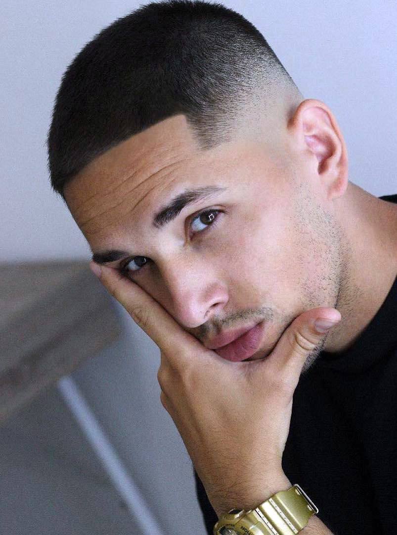 pria dengan rambut cepak dicukur temple fade