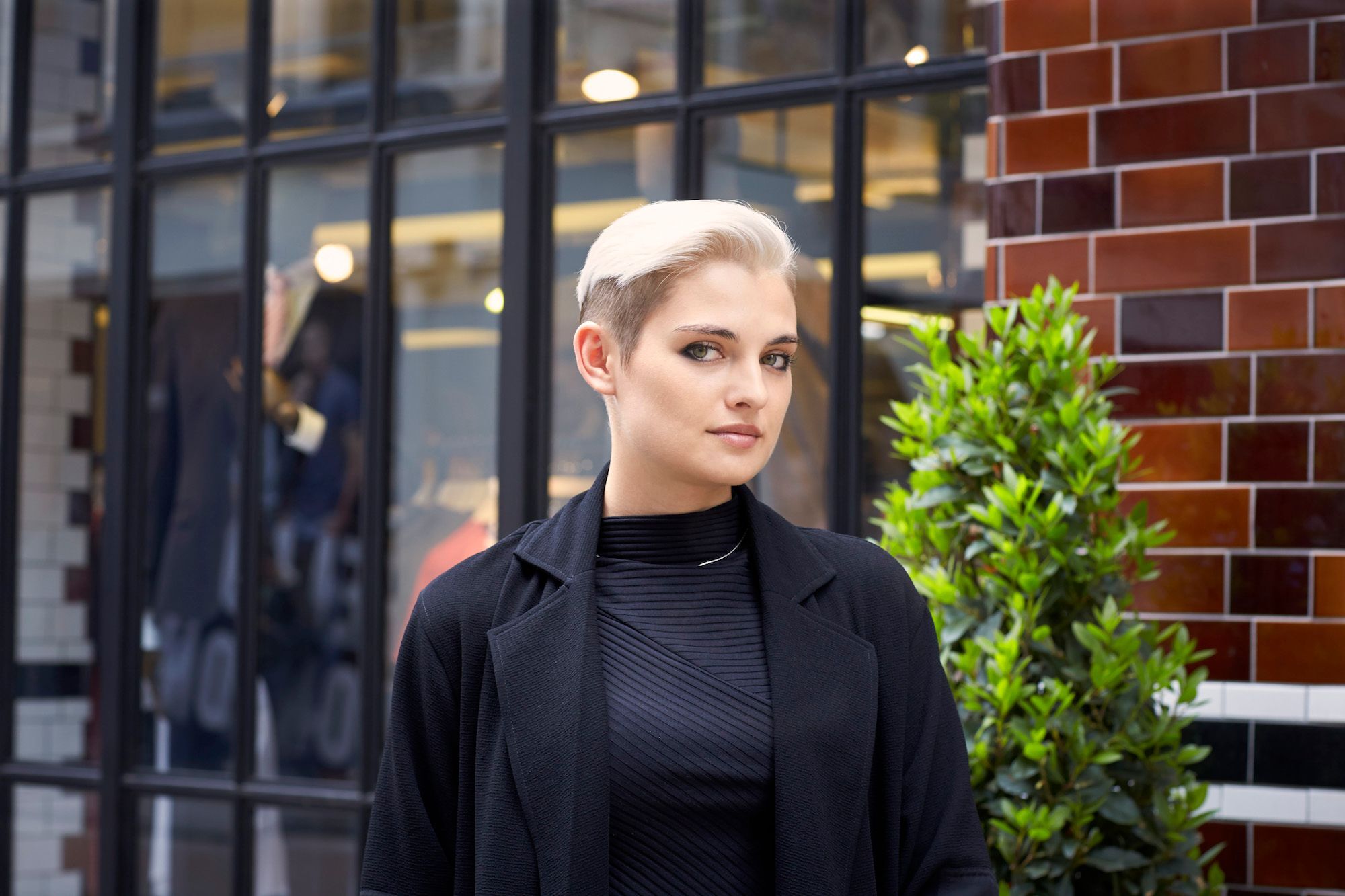 Model rambut pixie dengan undercut belah samping. (Foto: Dvora)