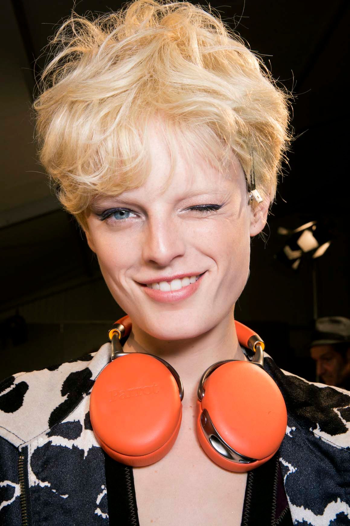 Manfaatkan bentuk dan tekstur alami rambut keriting. (Foto: Indigitalimages.com)