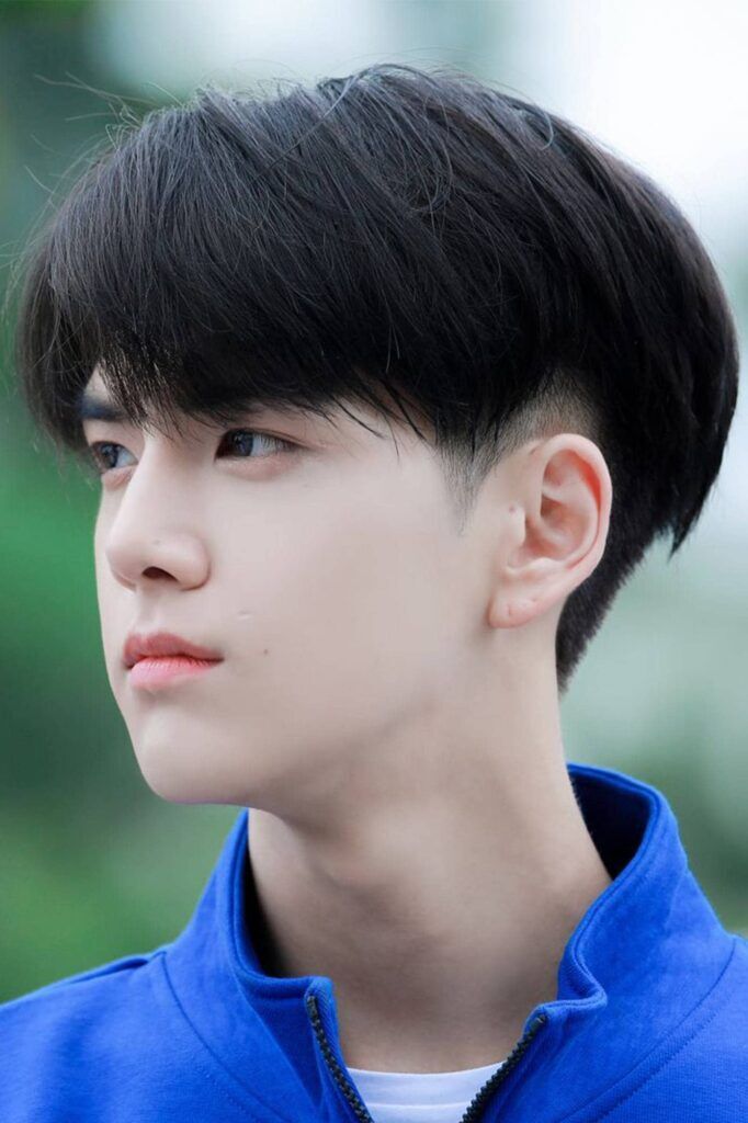kpop idol younghoon the boyz dengan rambut two block