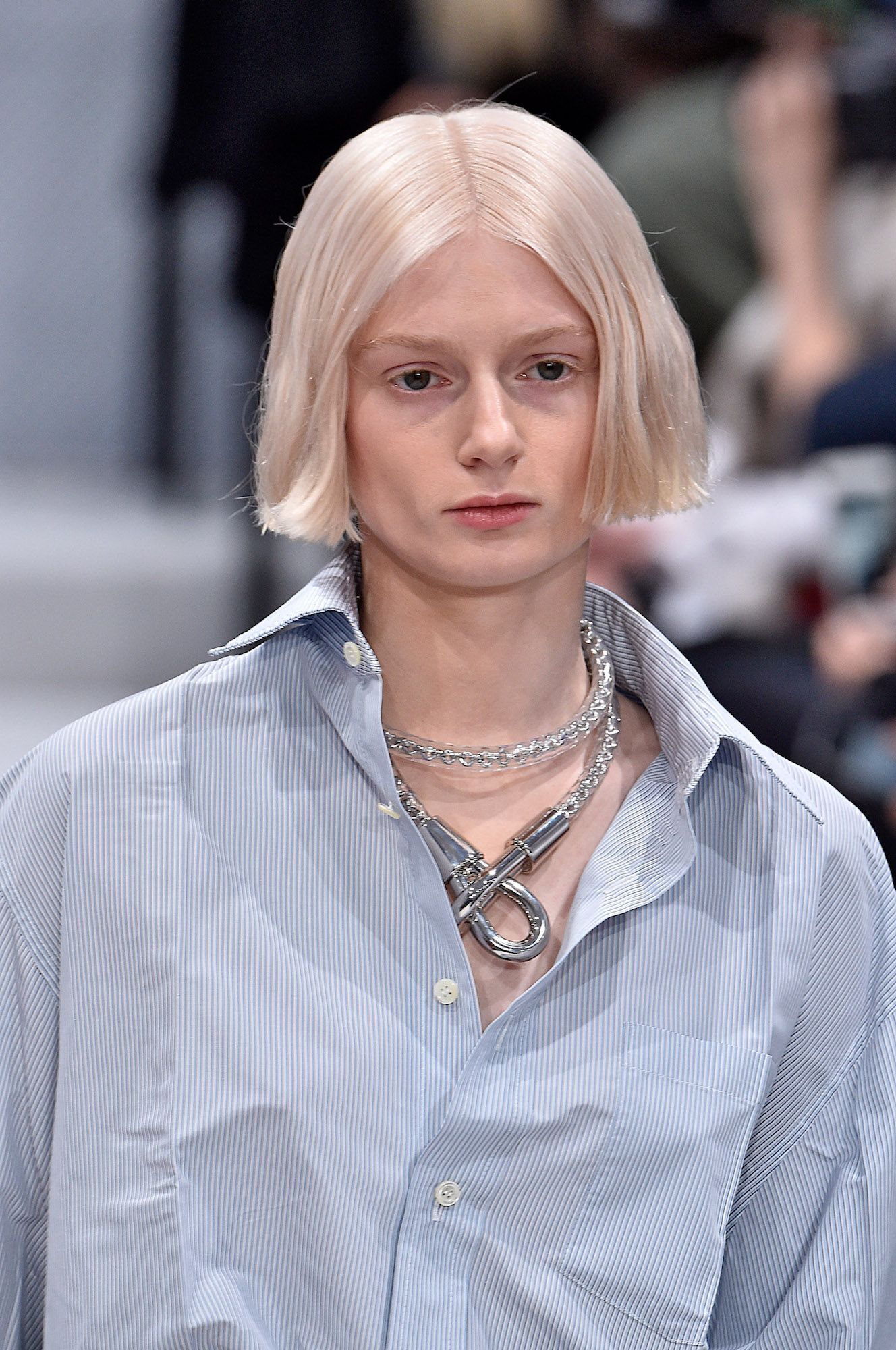 Warna rambut platinum blonde pada rambut dengan rata dan undertone hangat. (Foto: Indigitalimages.com)