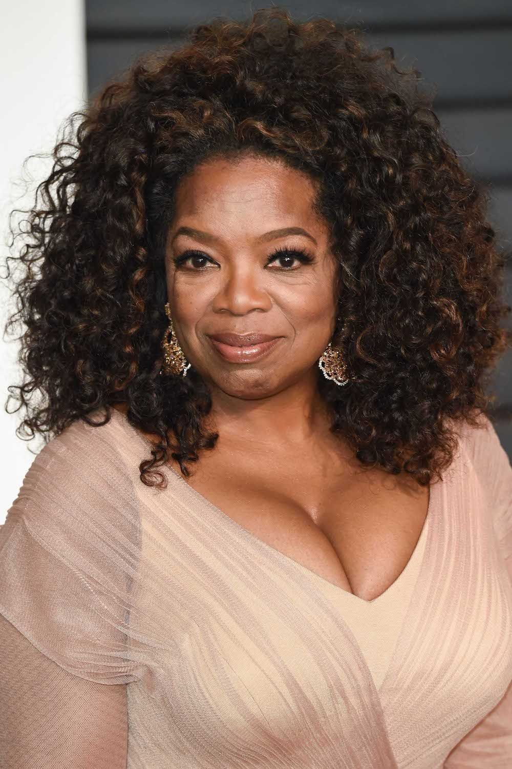 Oprah winfrey hadir dengan warna rambut hitam dan highlight cokelat mahogany. (Foto: REX by Shutterstock)