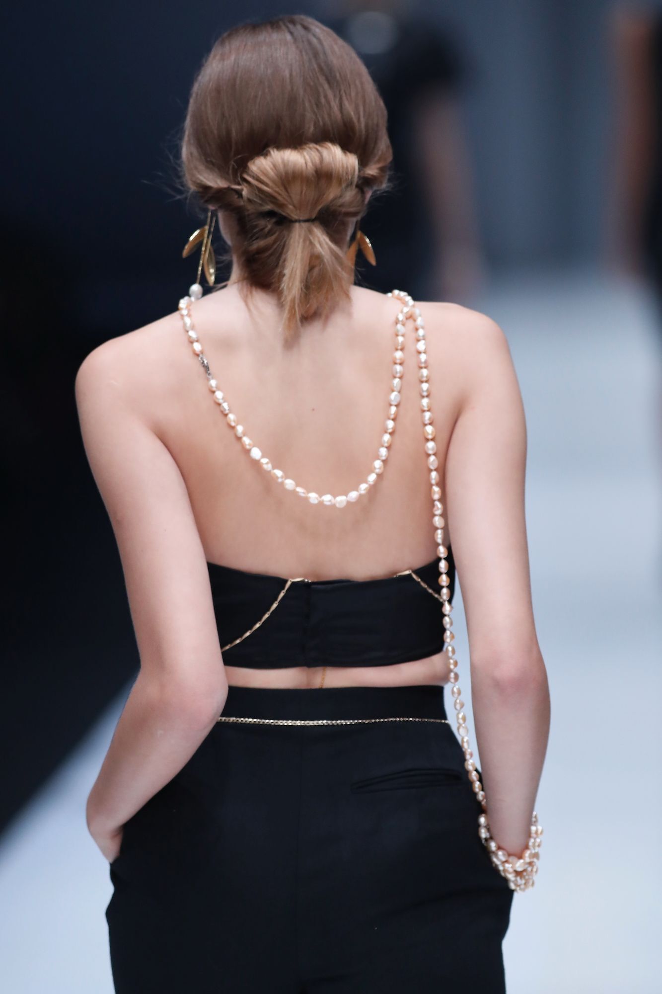 Gaya ini bisa jadi alternatif dari gaya cepol. (Foto: Jakarta Fashion Week 2018)