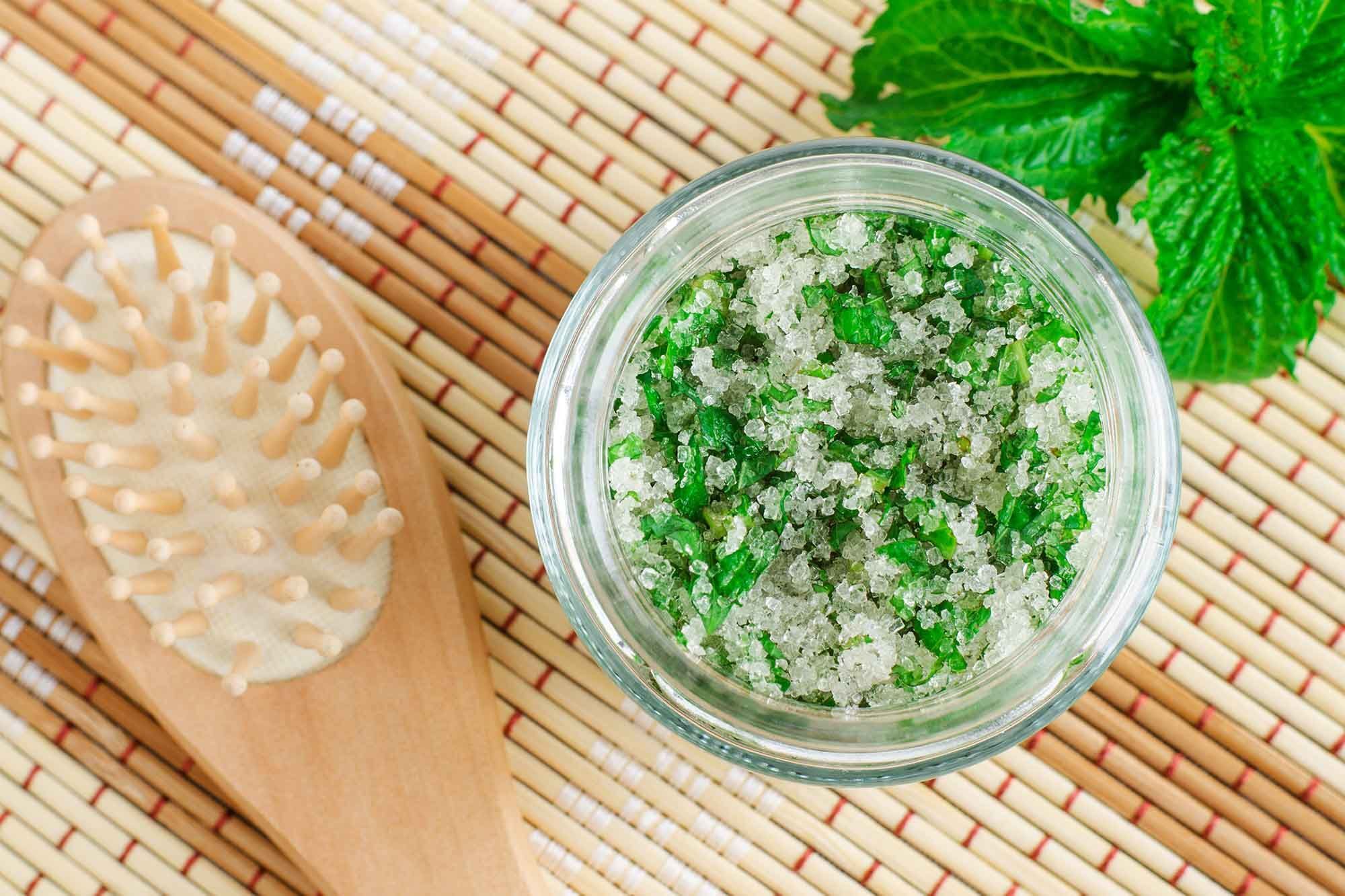 scrub gula yang dicampur daun mint untuk perawatan kulit kepala mengelupas