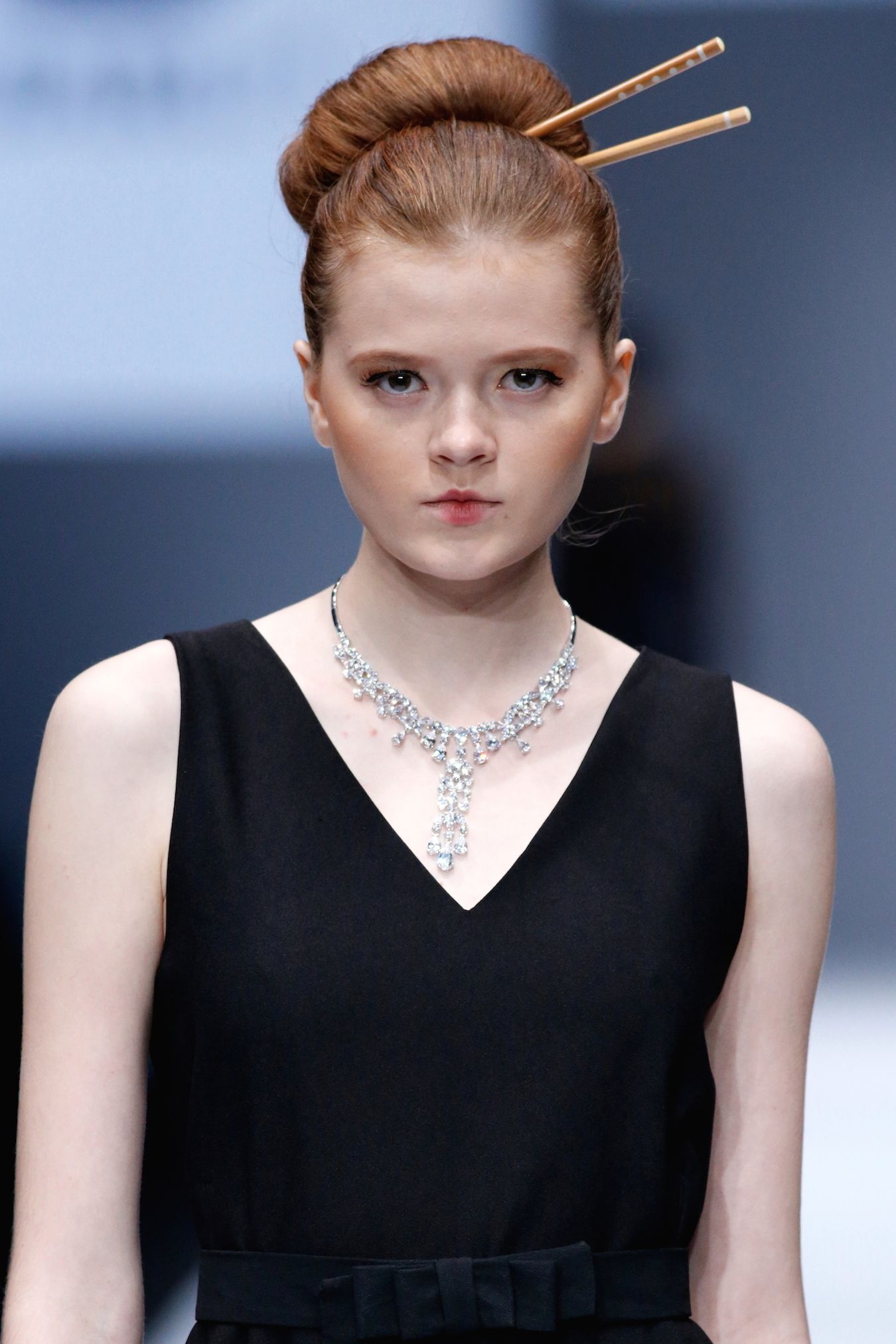 Jangan buang koleksi sumpit lama milkmu karena trend ini datang lagi! (Foto: Jakarta Fashion Week)