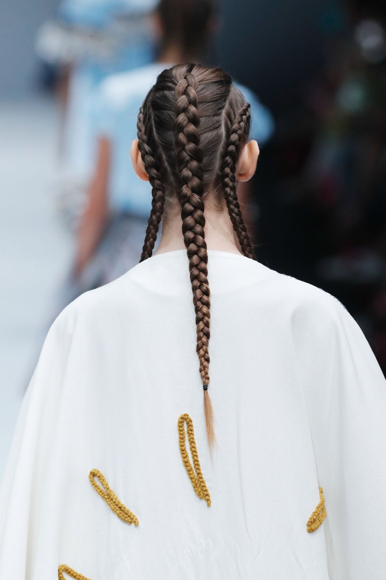 Manfaatkan rambut panjangmu untuk gaya seru ini. (Foto: Jakarta Fashion Week 2018)