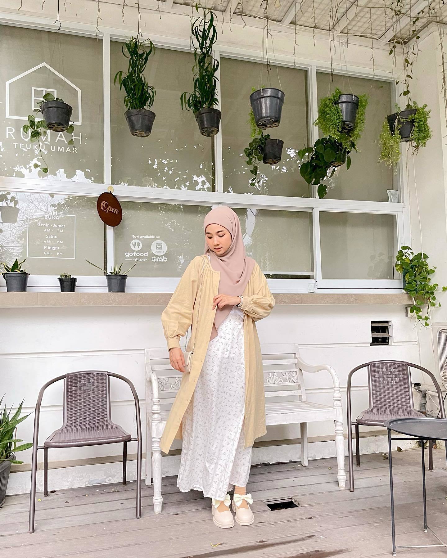 Tampil manis a la wanita Korea memakai long outer warna pastel. (Foto: Instagram/richaeu)