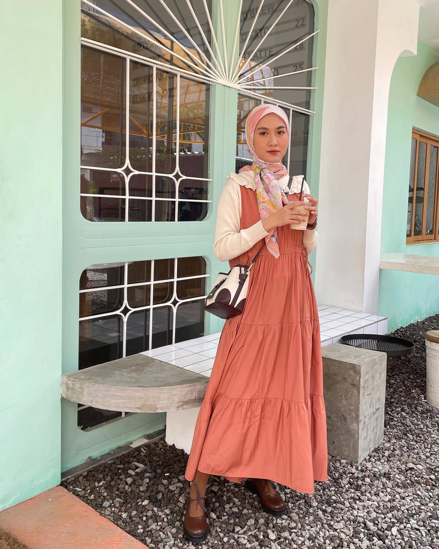 Pilih warna-warna soft untuk tampil ootd hijab Korea. (Foto: Instagram/inasrana)