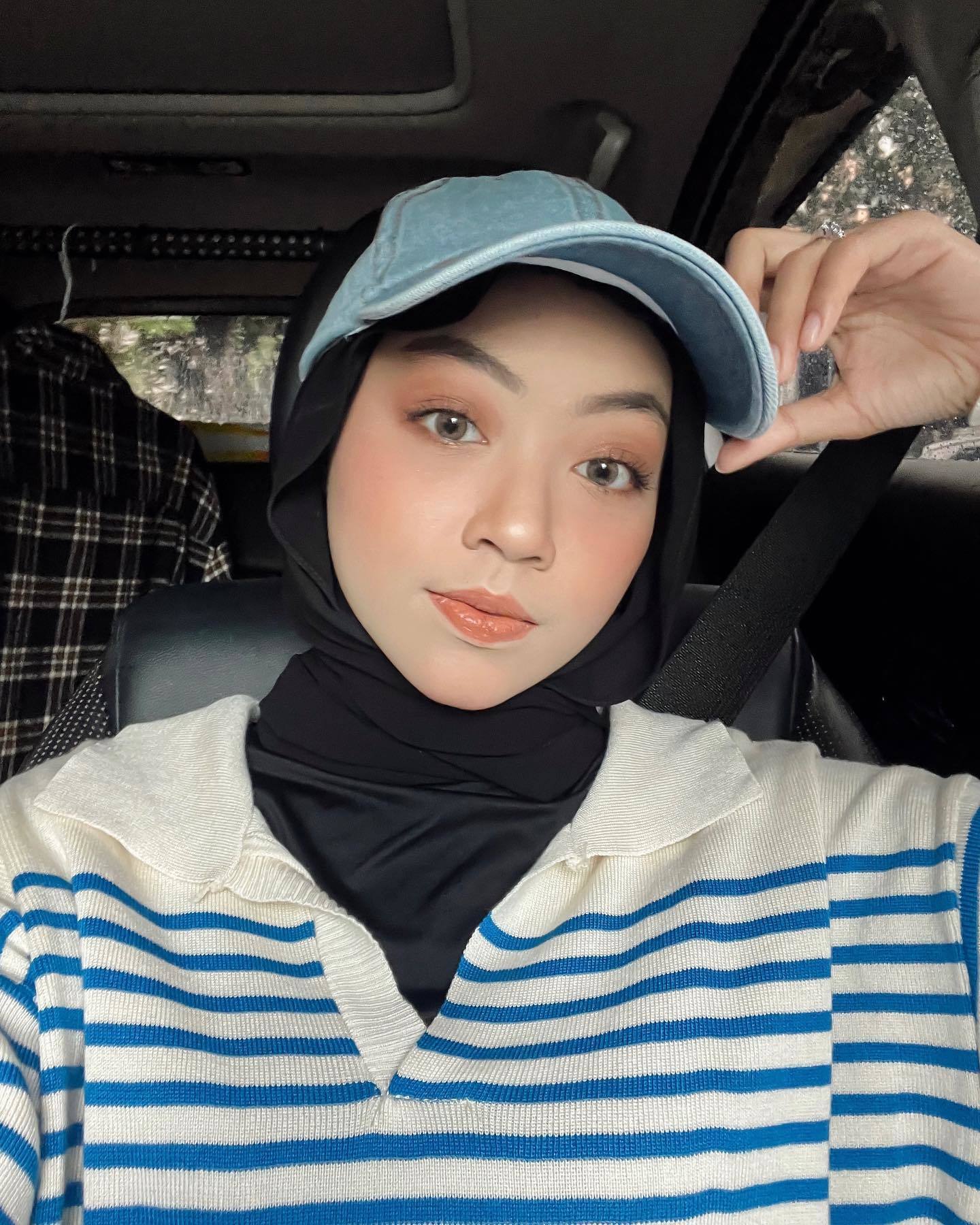 Untuk gaya boyish, kenakan hijab dengan baseball cap. (Foto: Instagram/meiraniap)