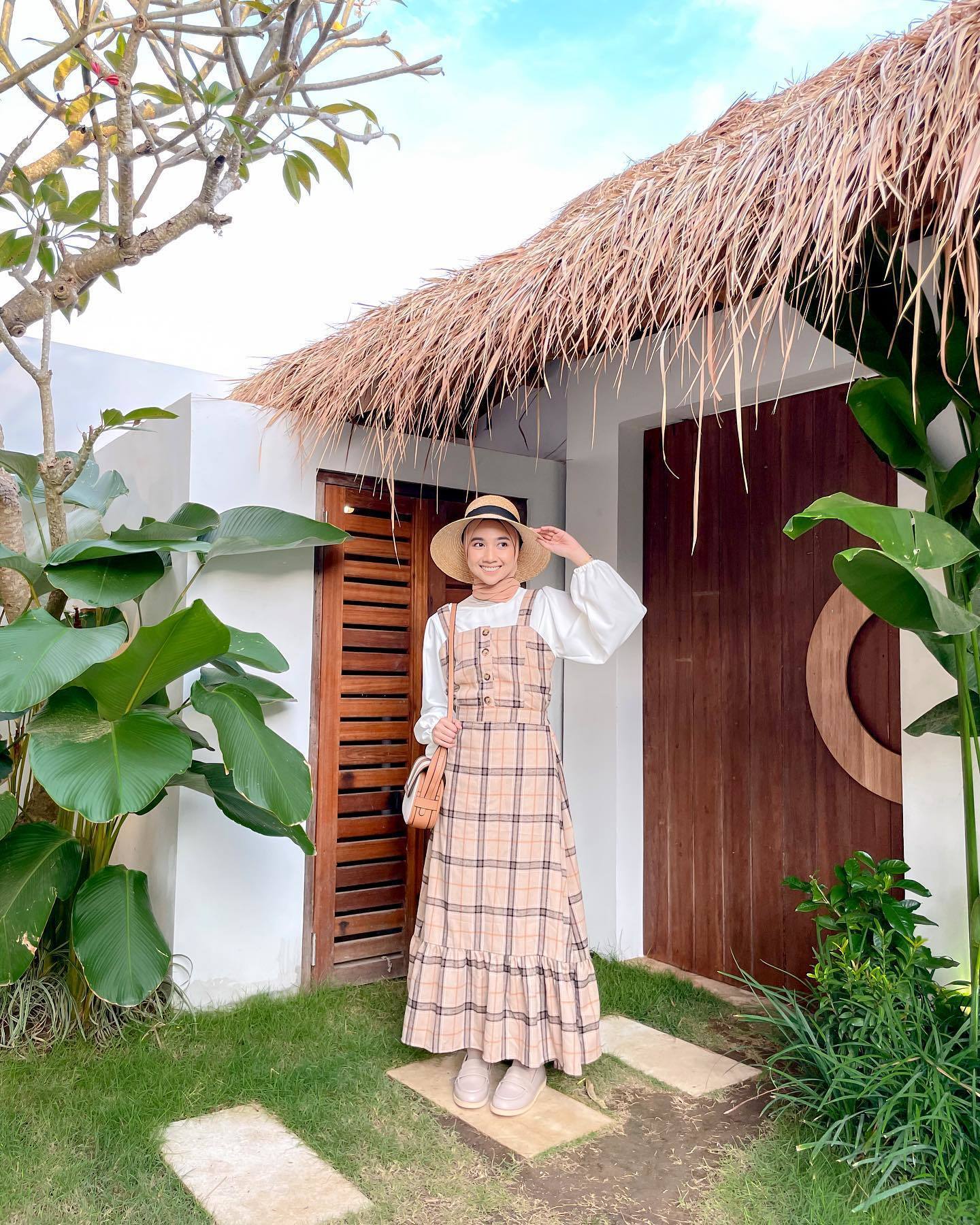 Tampil cute kenakan overall dress motif kotak-kotak. (Foto: Instagram/richaeu)