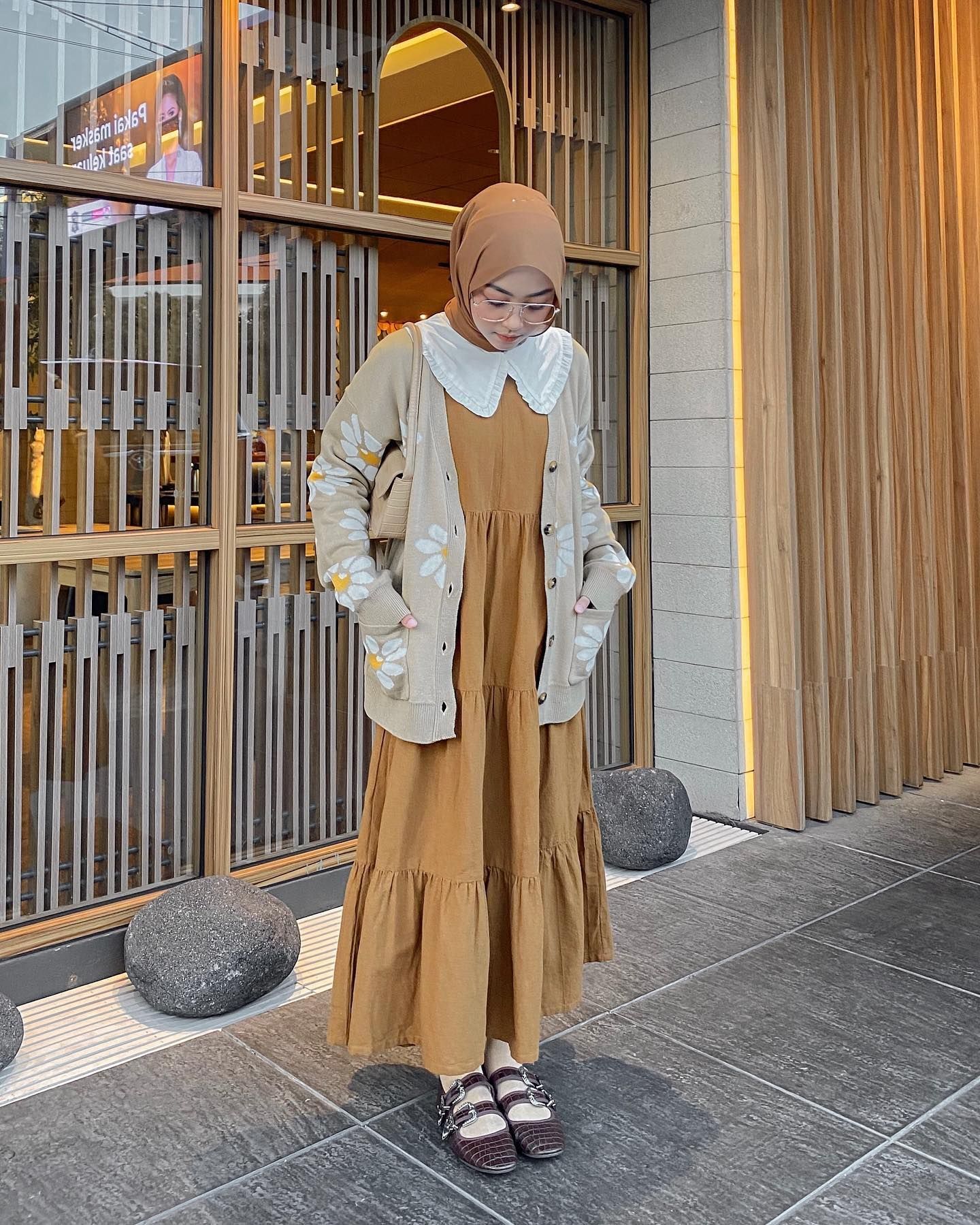 Pakai knit cardigan motif floral warna cokelat untuk tampilan cute. (Foto: Instagram/meiraniap)