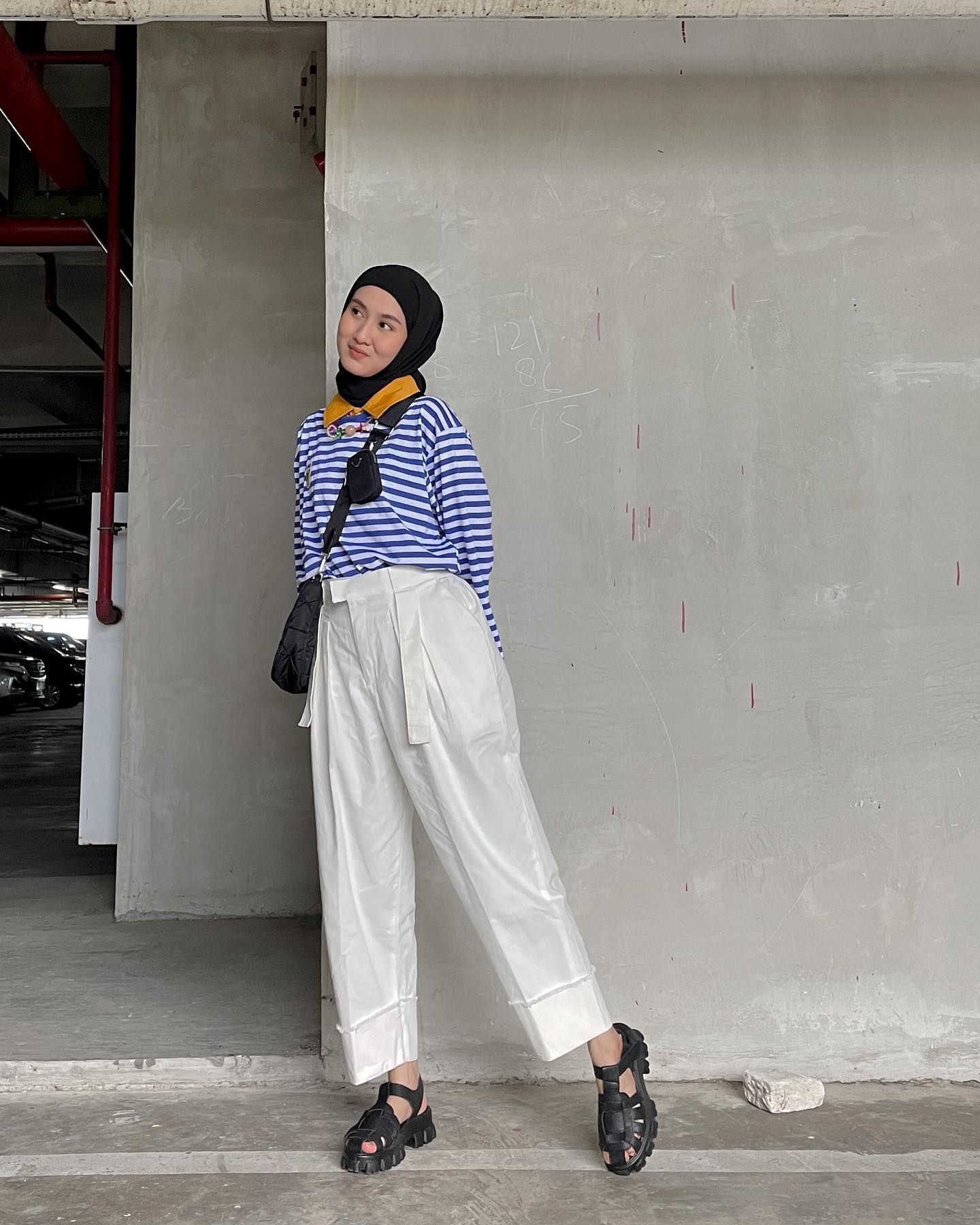 Outfit motif stripes memang nggak ada matinya untuk hijab style Korea! (Foto: Instagram/inasrana)