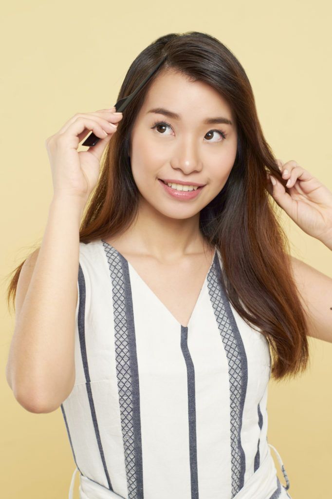 Wanita asia dengan rambut panjang cokelat membelah rambut – cara membuat rambut bervolume