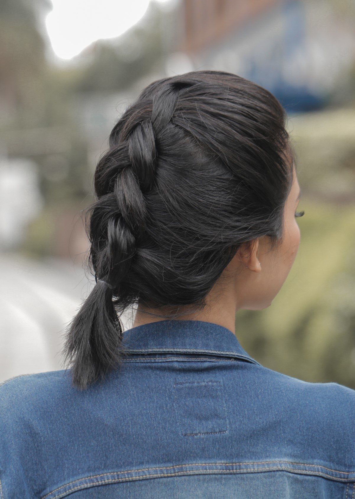 Gaya kepang dutch braid yang keren. (Foto: Natasha Estelle)