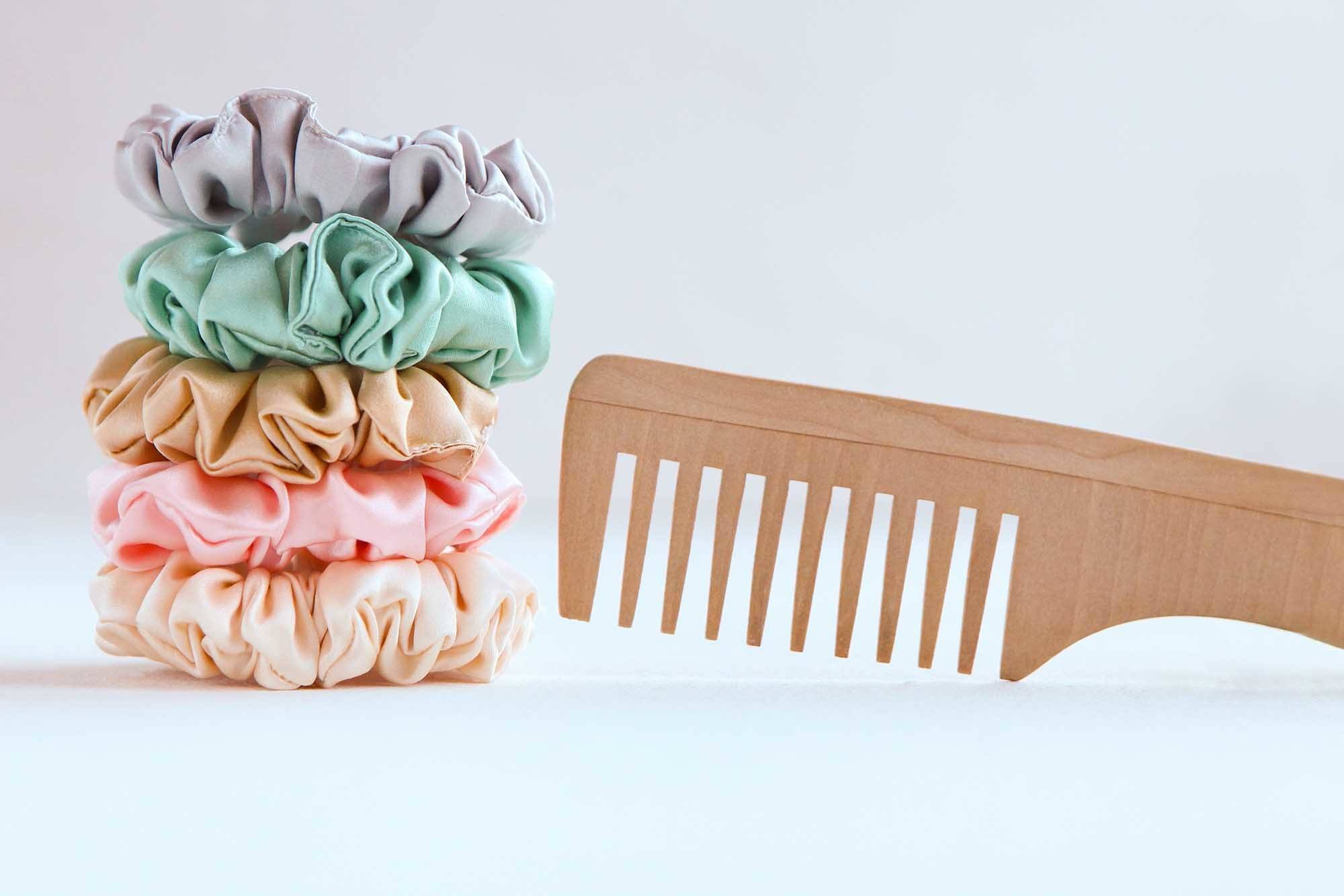 ikat rambut scrunchie warna-warni dan sisir dari kayu