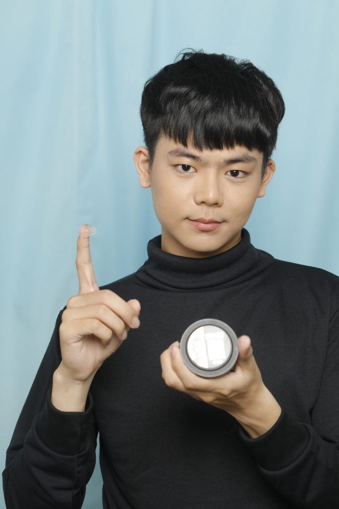 Menata gaya rambut kpop idol dengan pomade