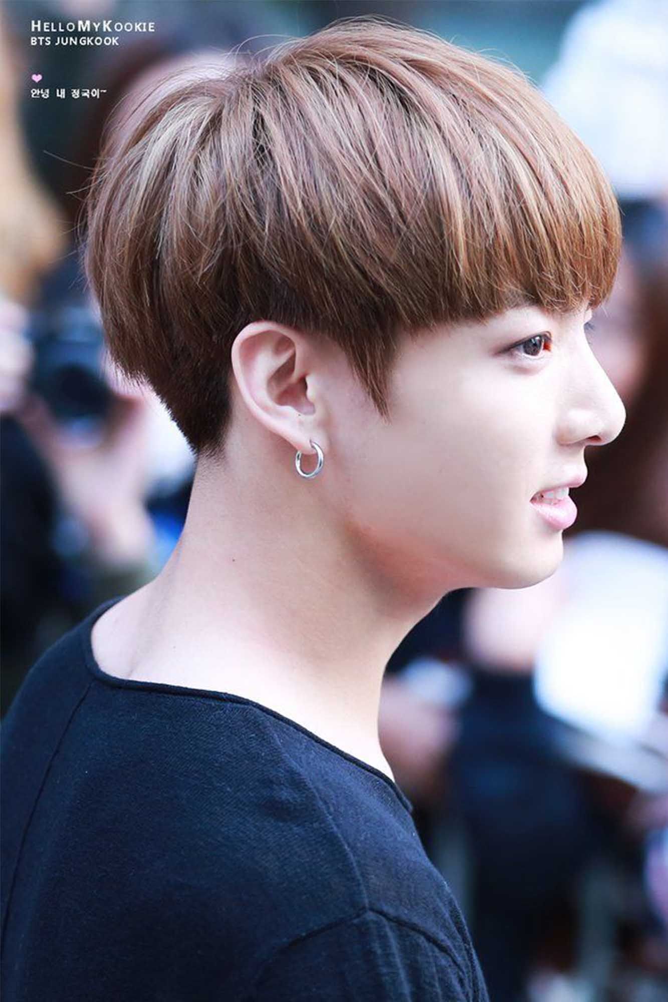 kpop idol pria jungkook bts dengan rambut pendek two block