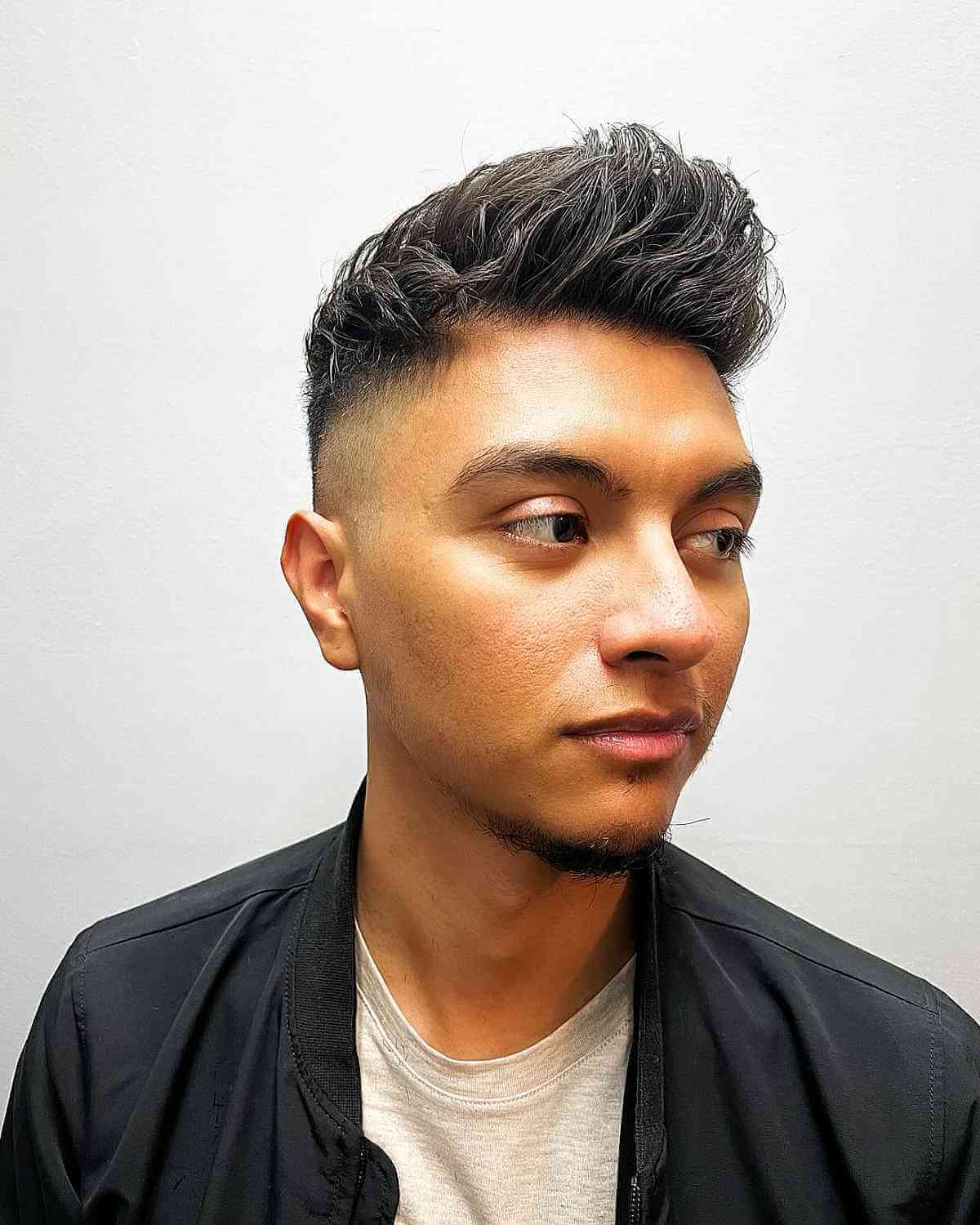 Gaya rambut pria Asia dengan gaya quiff yang sedikit berantakan.