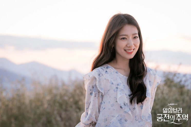 Dalam serial Memories of Alhambra, Park Shin-hye bergaya natural dengan Park Shin-hye dengan model rambut panjang untuk wajah bulat. (Foto: tvN)