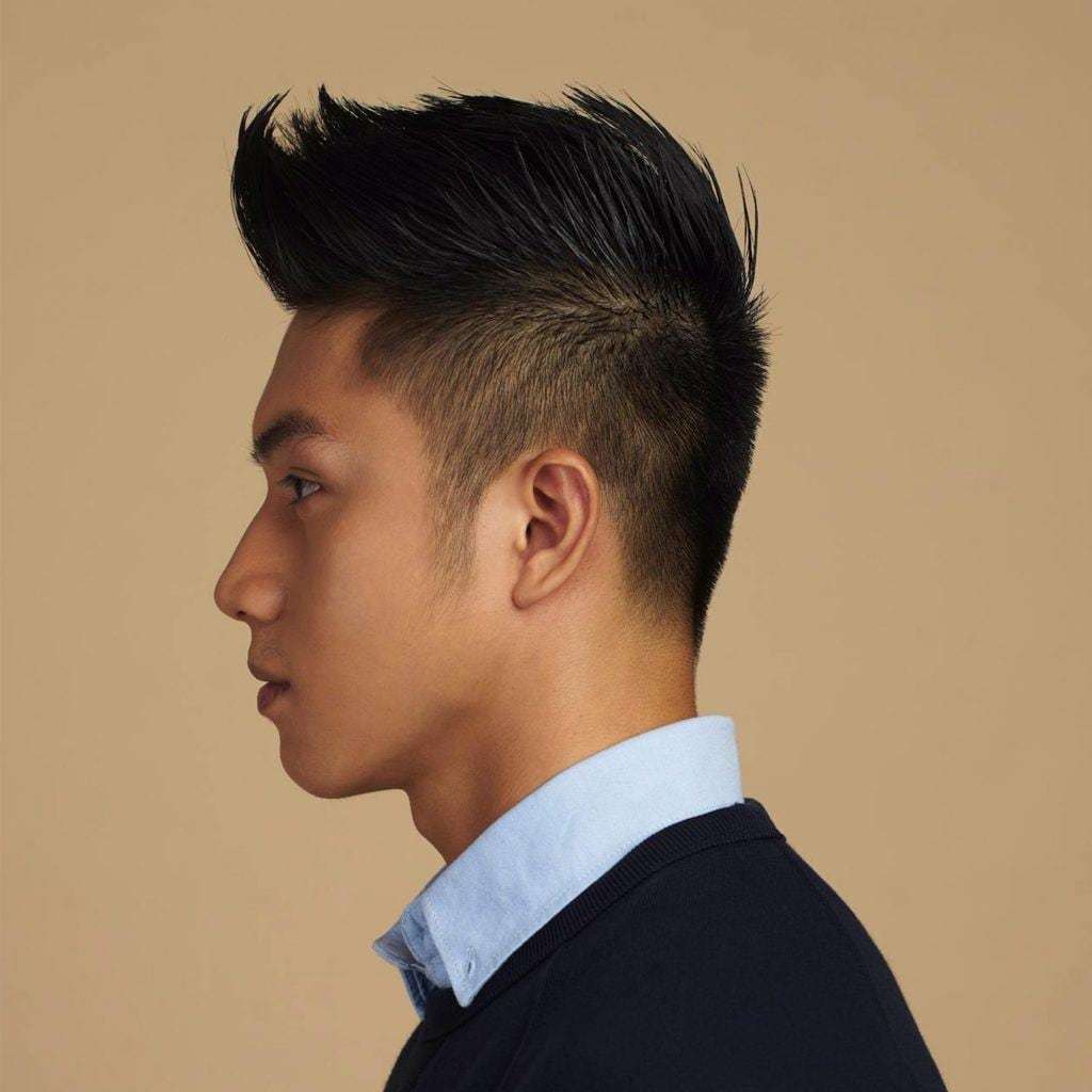 Pria Indonesia dengan gaya rambut faux hawk dengan undercut.
