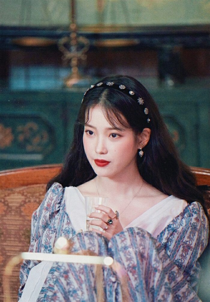 IU mempermanis potongan rambut untuk wajah bulat pilihannya dengan aksen see-through bangs ala Korea. (Foto: tvN)