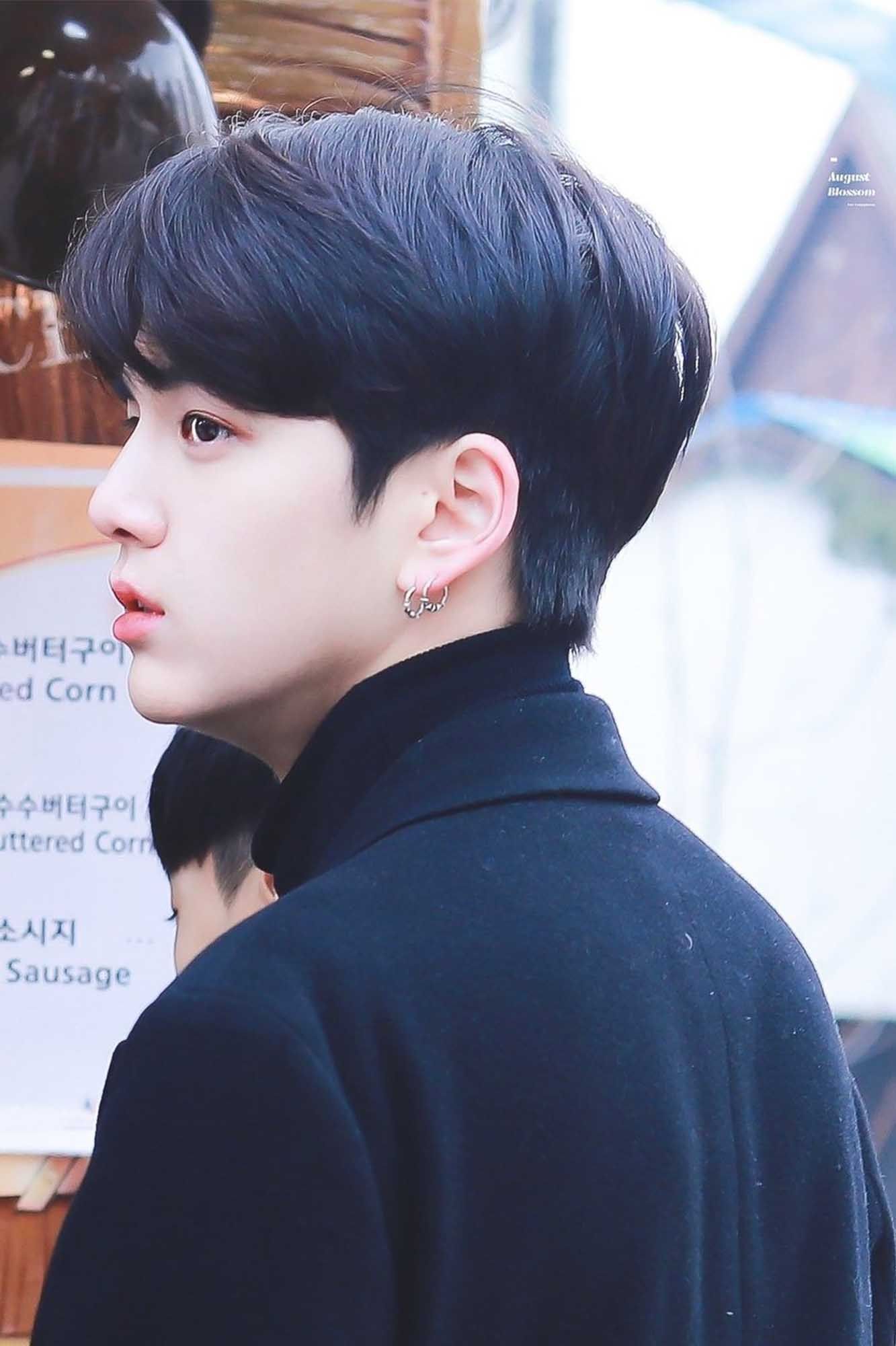 kpop idol pria younghoon seventeen dengan rambut pendek two block