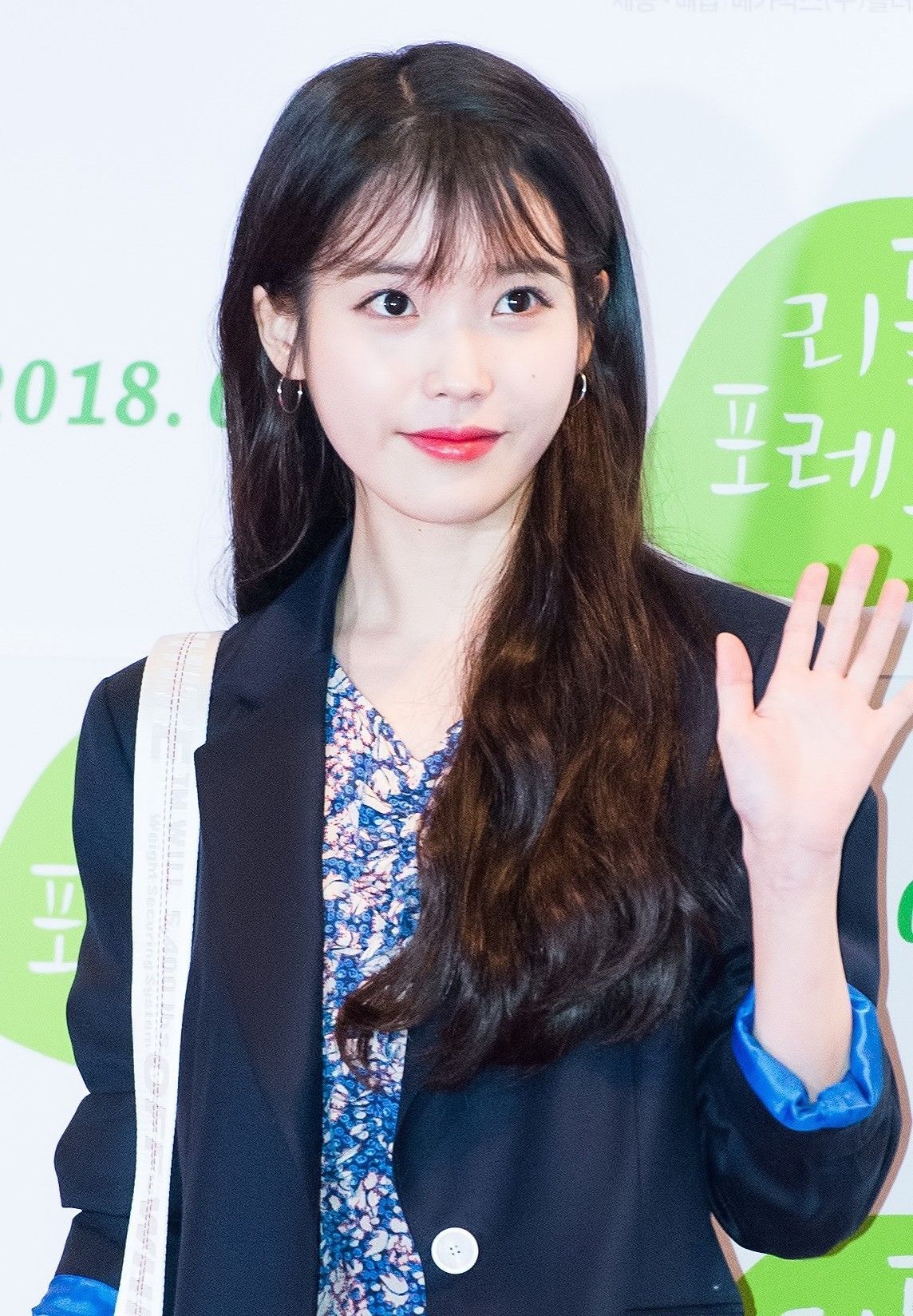 Berikan poni tipis untuk kesan wajah makin mungil. (Foto: storyofkpop.com)