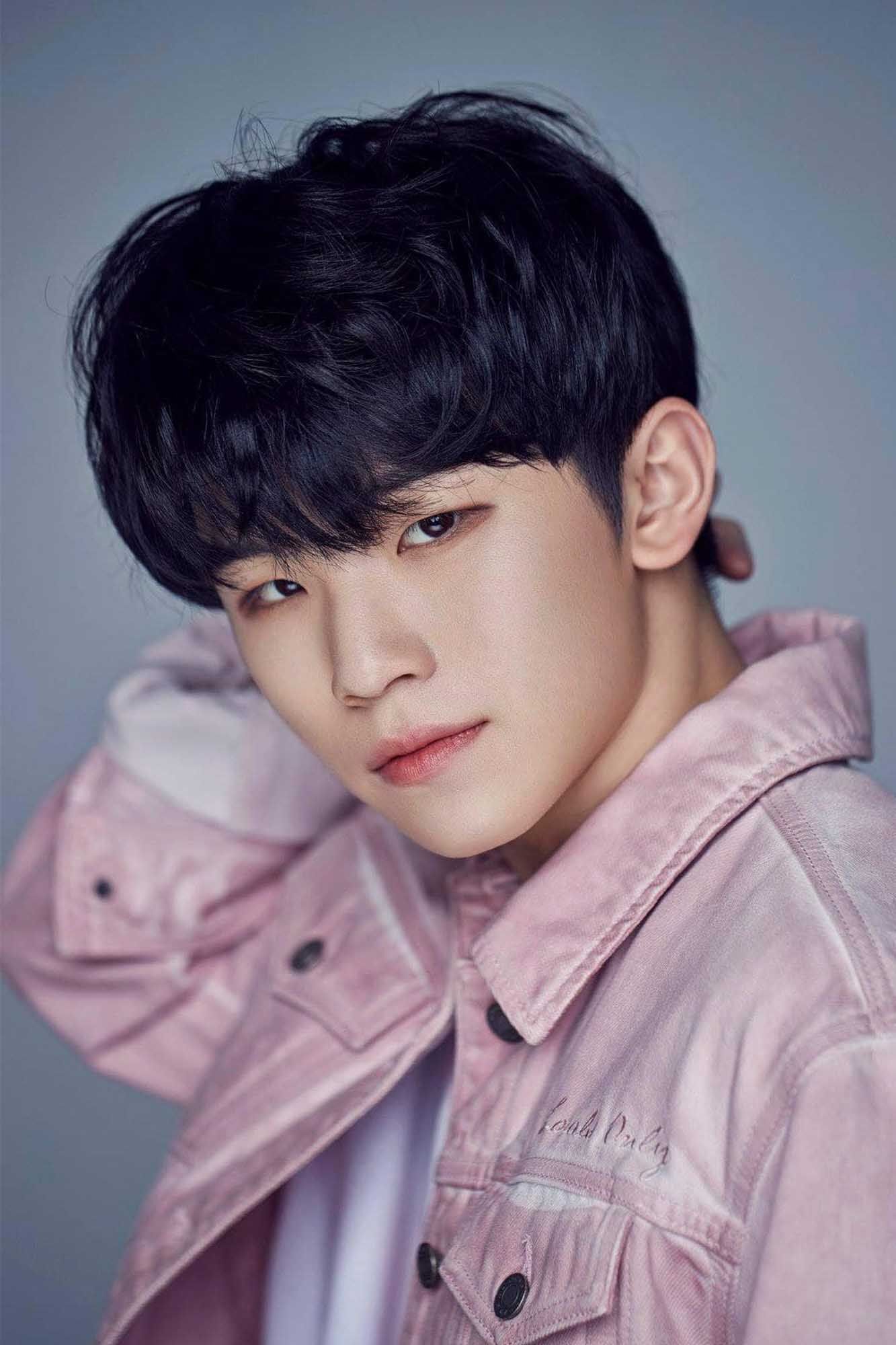 kpop idol pria woozi seventeen dengan rambut pendek two block
